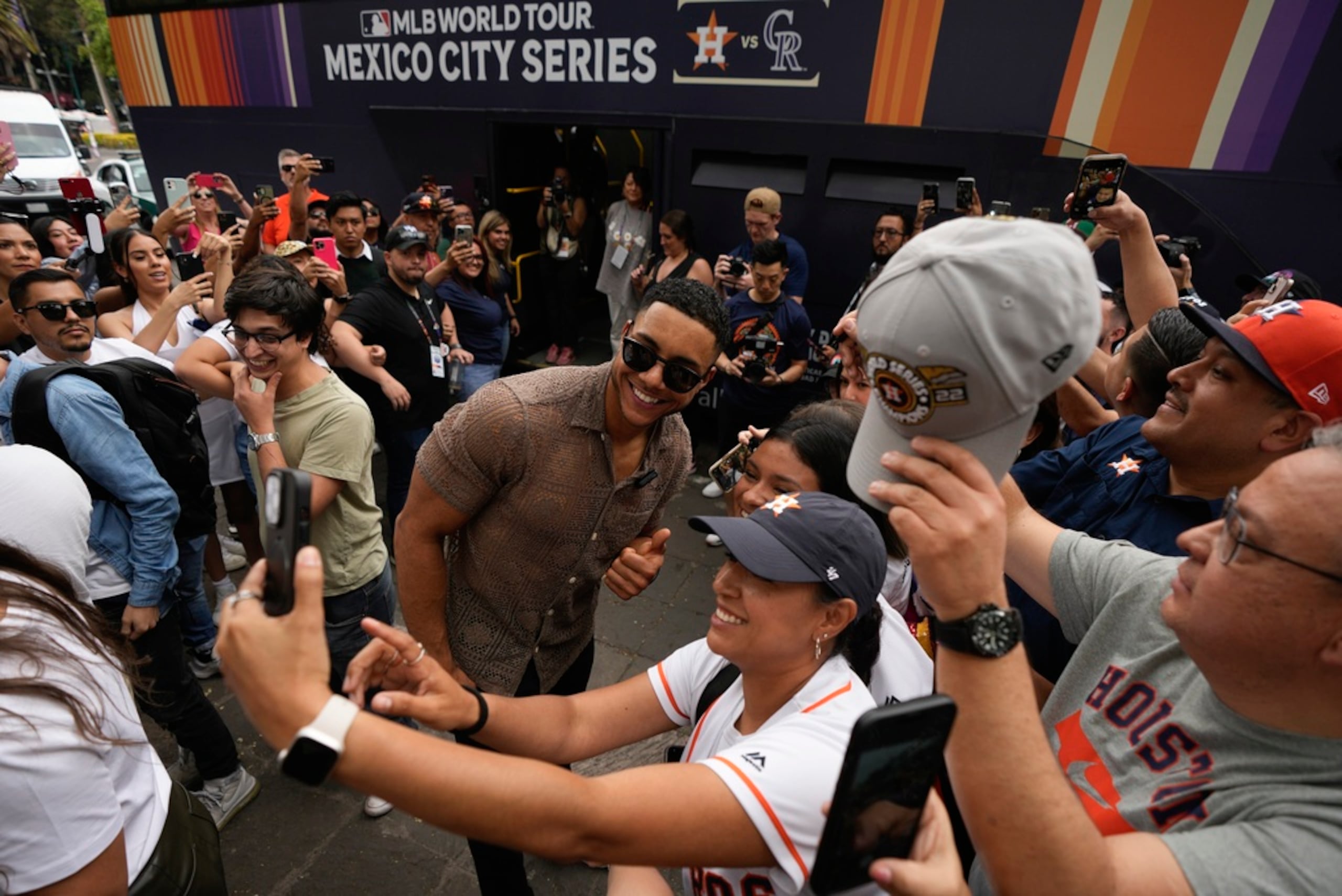 Jeremy Peña, de los Astros de Houston, posa para fotos con aficionados durante el Taco Tour, evento realizado en la plaza La Cibeles en Ciudad México.