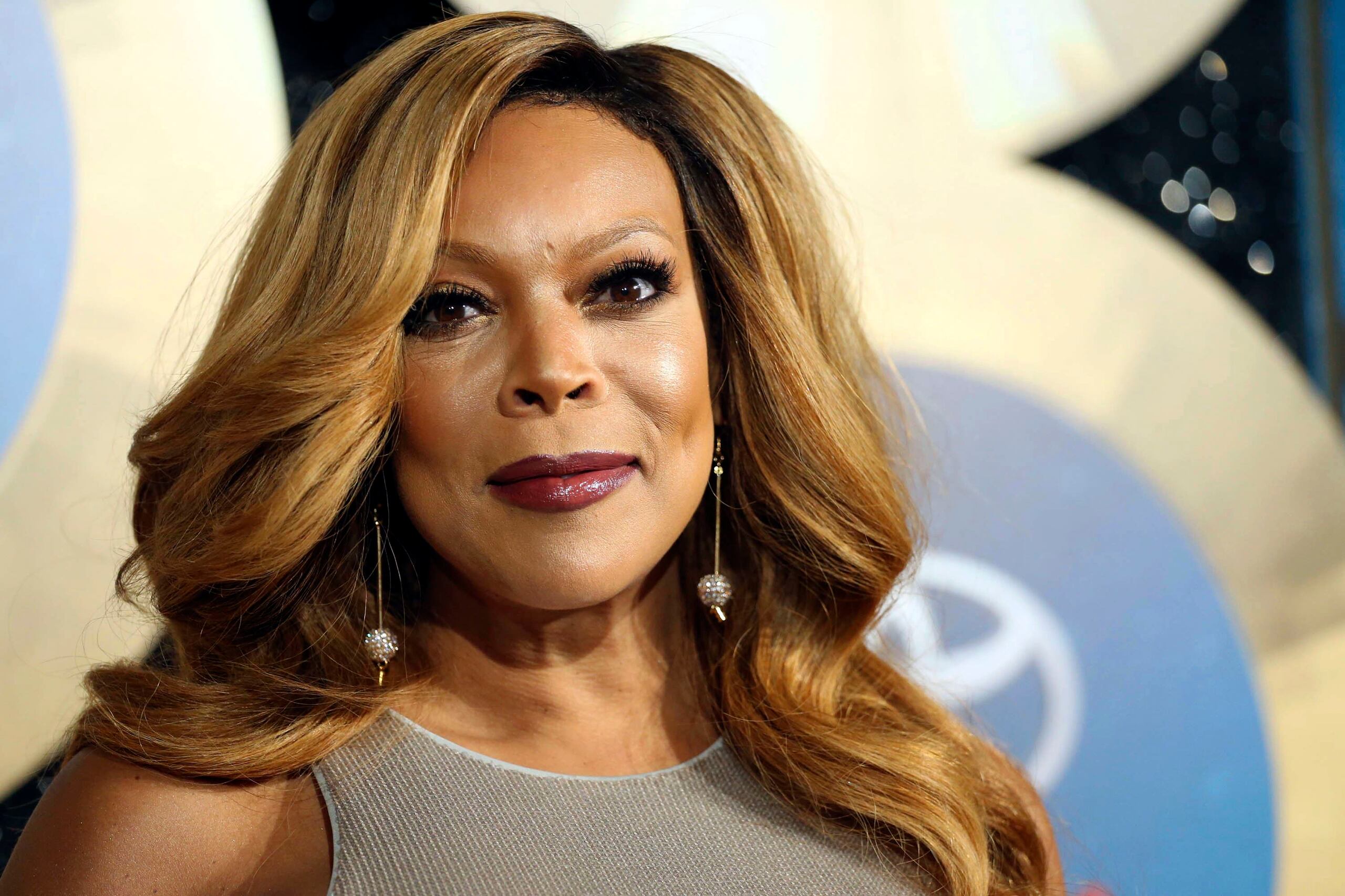 La conductora Wendy Williams se desmayó en vivo tras sentirse extremadamente acalorada en su disfraz de Estatua de la Libertad. (AP)
