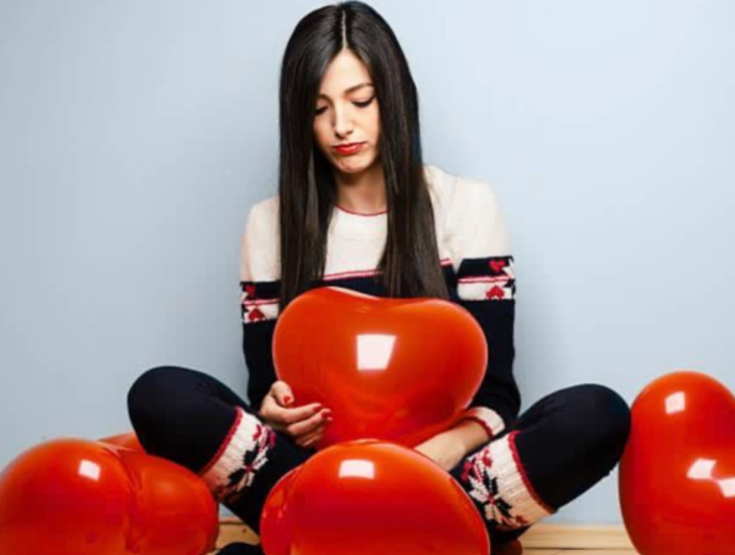 El bombardeo mediático de imágenes de parejas felices intensifica la percepción de quedar “fuera de la tribu”.