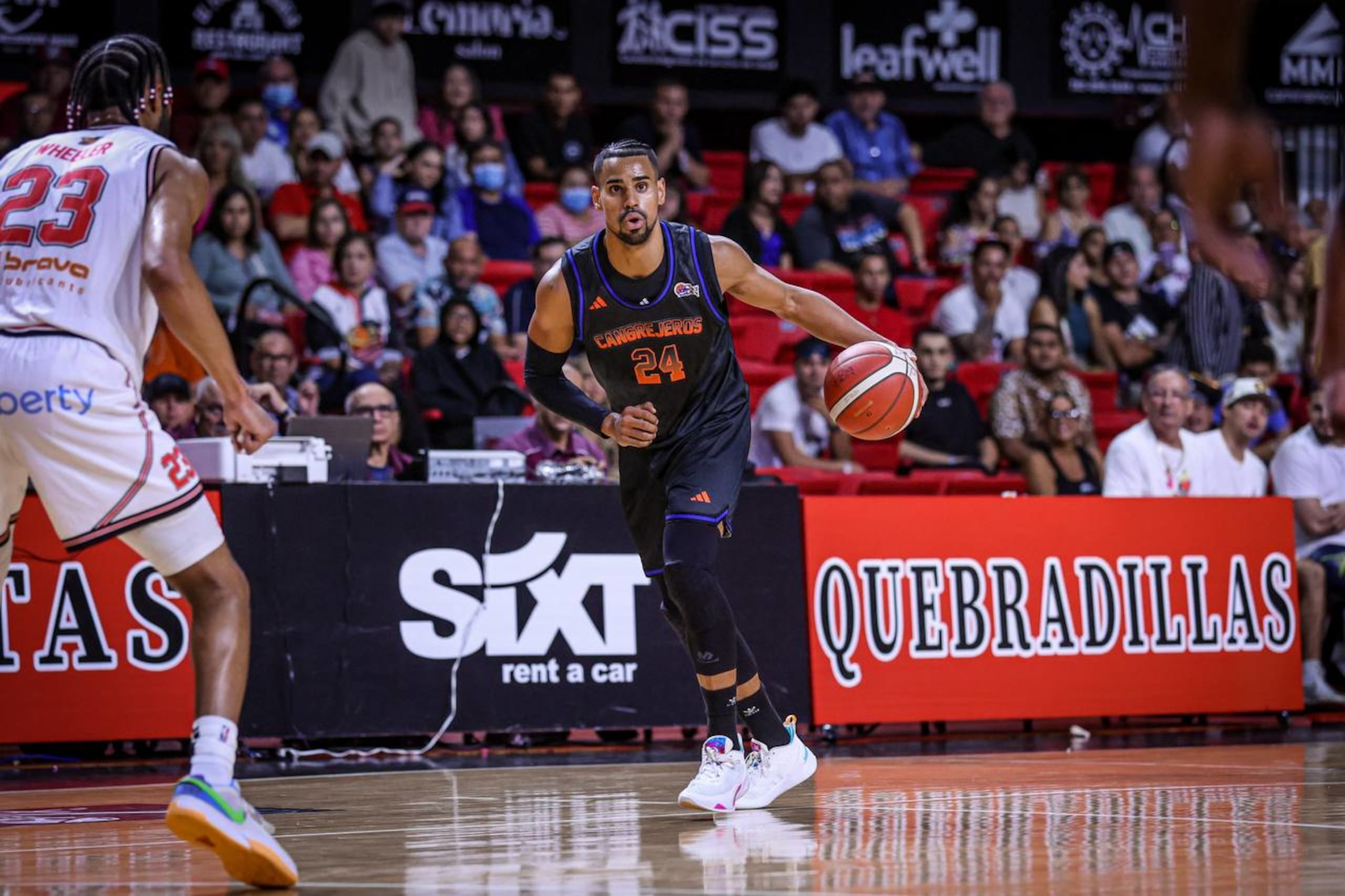 Gian Clavell en uniforme de los Cangrejeros de Santurce durante un partido contra los Piratas de Quebradillas.