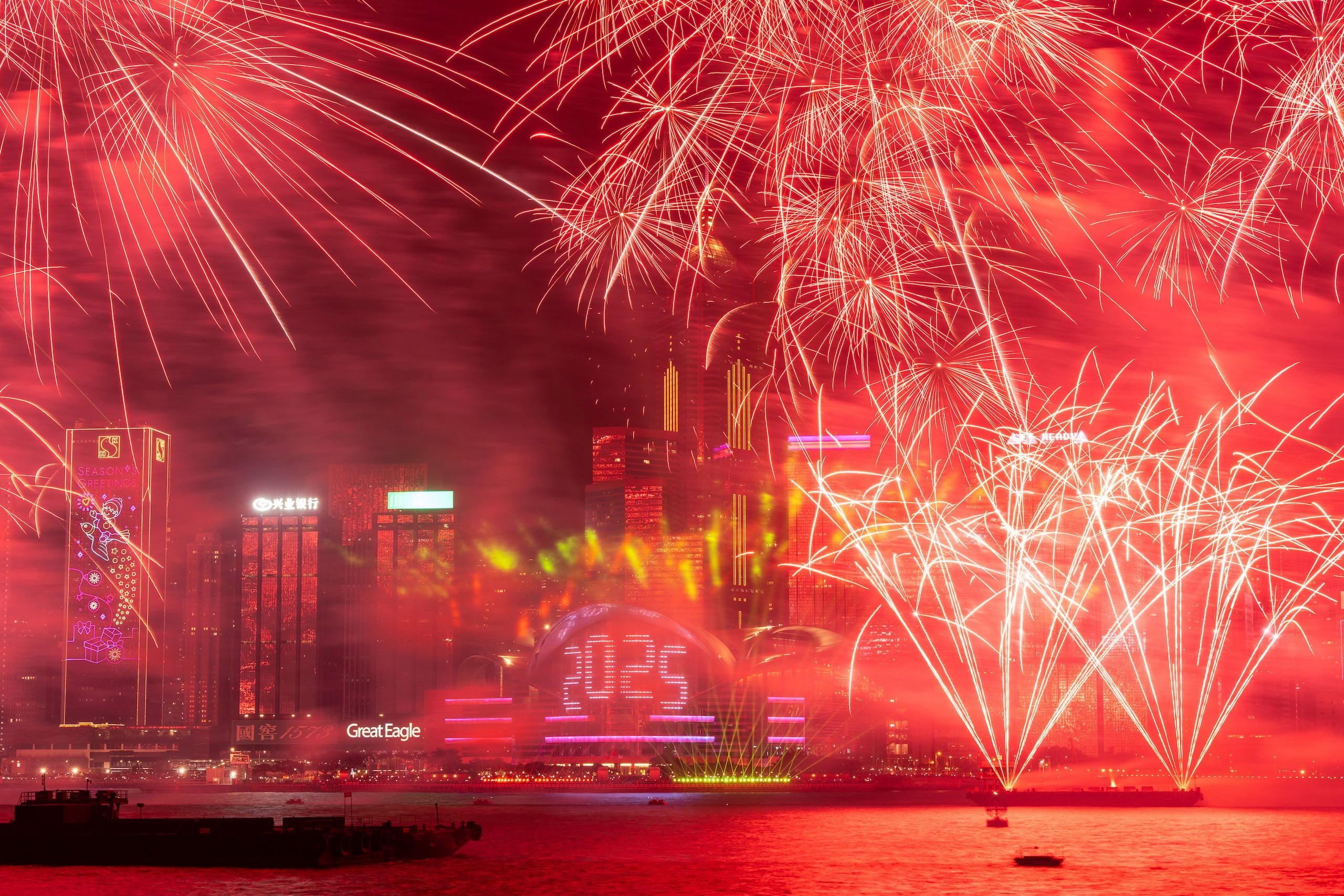 Fuegos artificiales iluminan el muelle Victoria para celebrar el inicio de 2025, en Tsim Sha Tsui, Hong Kong, el 1 de enero de 2025. (AP Foto/Chan Long Hei, archivo)