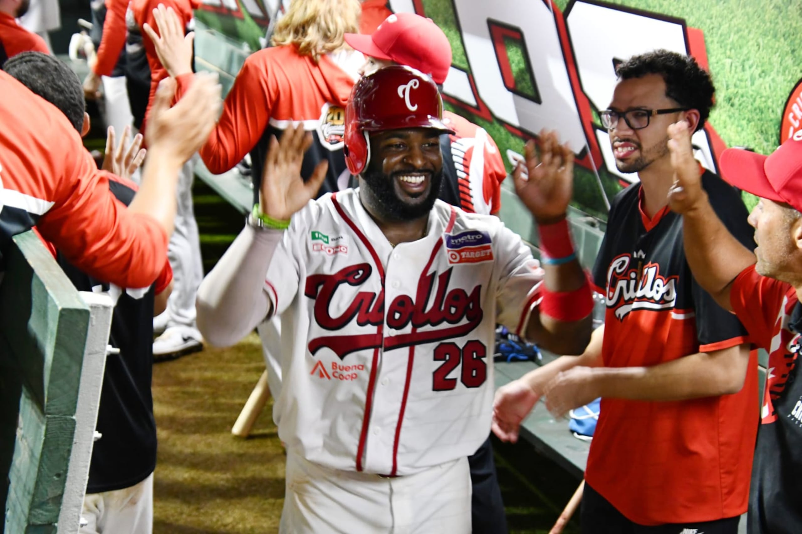 Dwight Smith Jr es felicitado por sus compañeros luego de anotar una carrera.