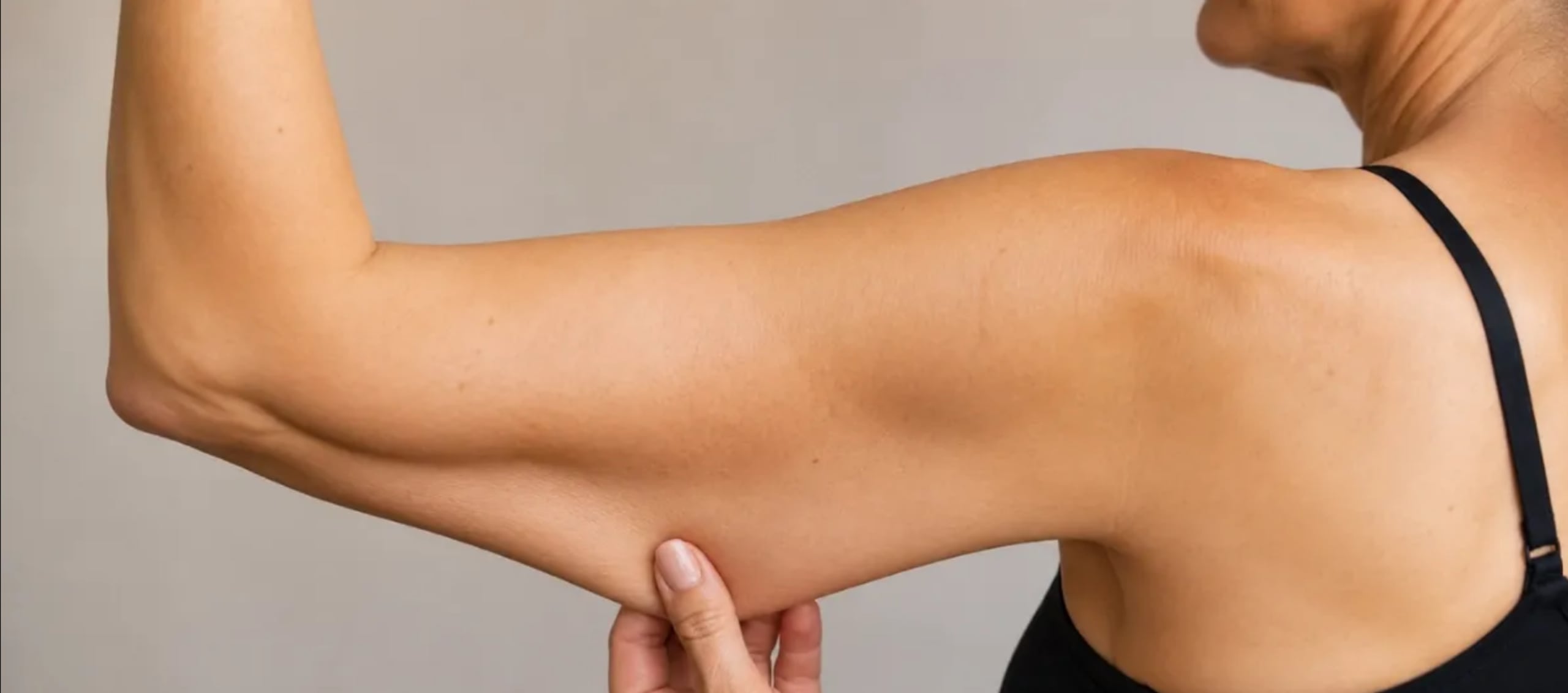 Suele estar relacionada con dos factores: el aumento del tejido adiposo y la disminución del tono muscular.