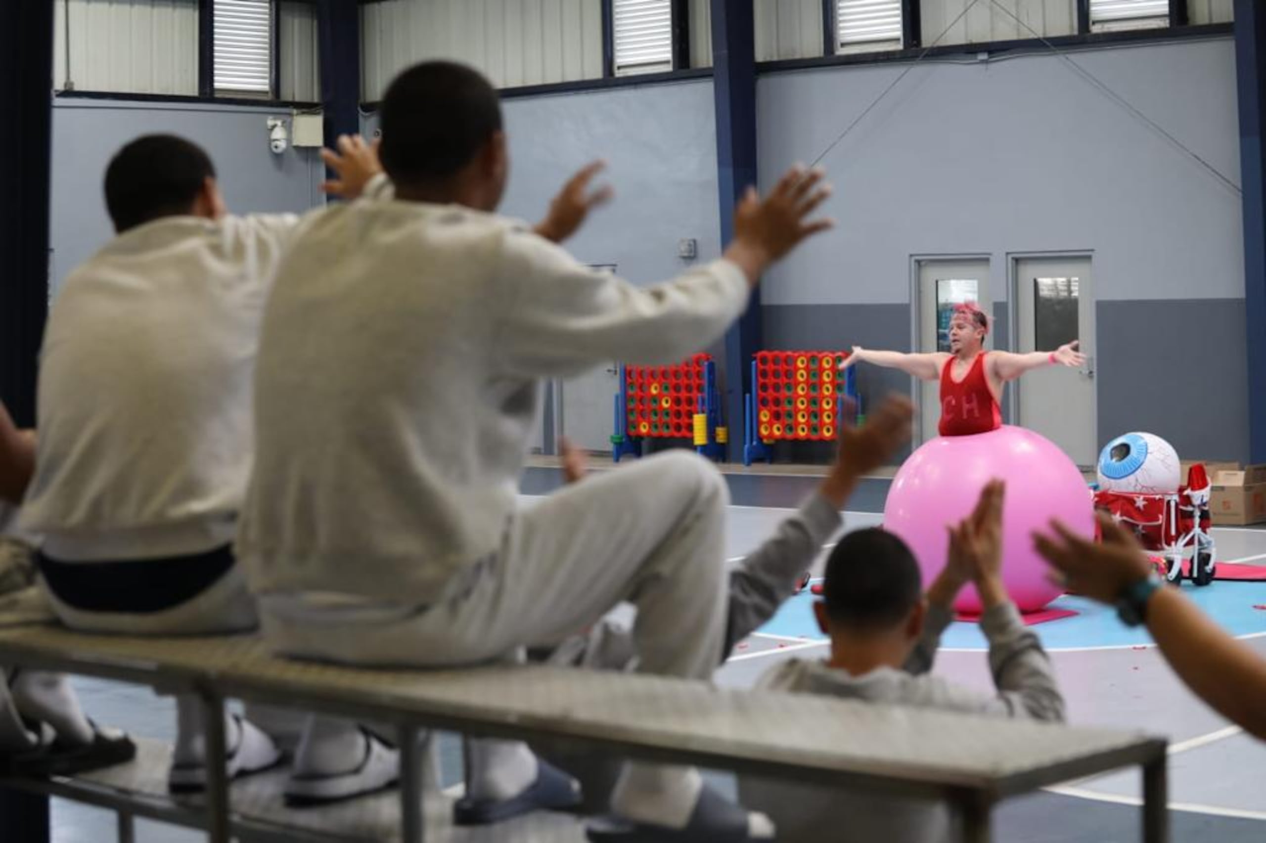 La actividad incluyó una presentación del artista “Chicle” que, como parte de sus acrobacias y malabares, y hasta un número en el que termina metido dentro de un globo, transmitió un sinnúmero de mensajes y reflexiones positivas.