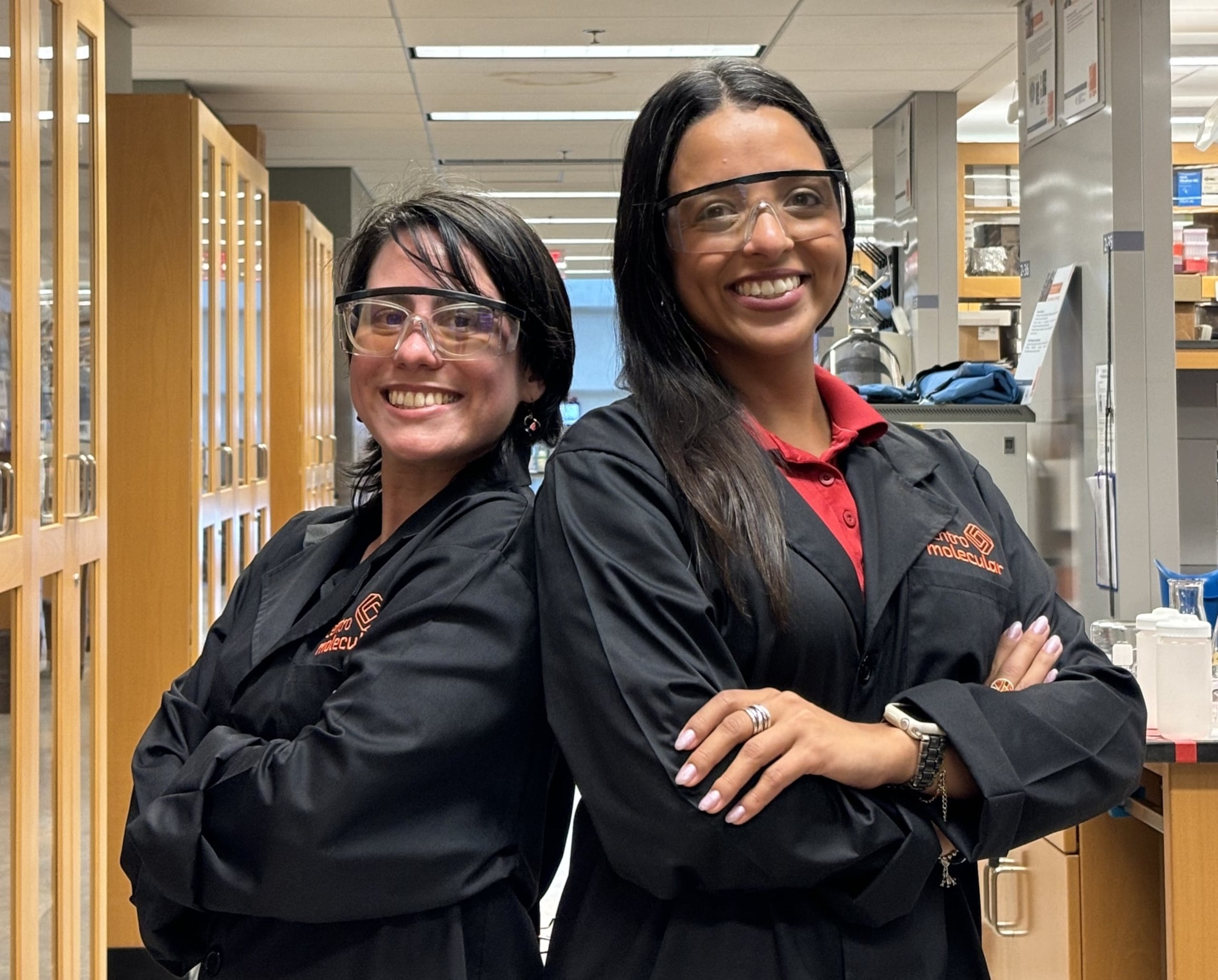 Las estudiantes graduadas candidatas doctorales Junellie Cruz y Alondra Rodríguez, ambas investigadoras en el área de Química Analítica en el Laboratorio de Materiales Poliméricos y Multifuncionales para Aplicaciones Medioambientales y Biomédicas.