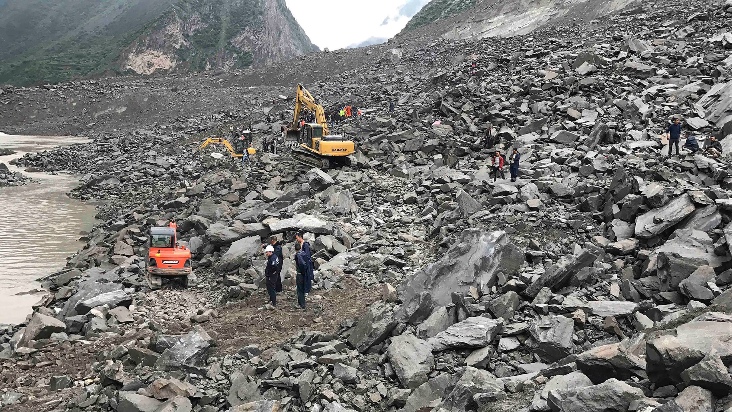 El deslave sepultó también una milla de carretera. (AP)