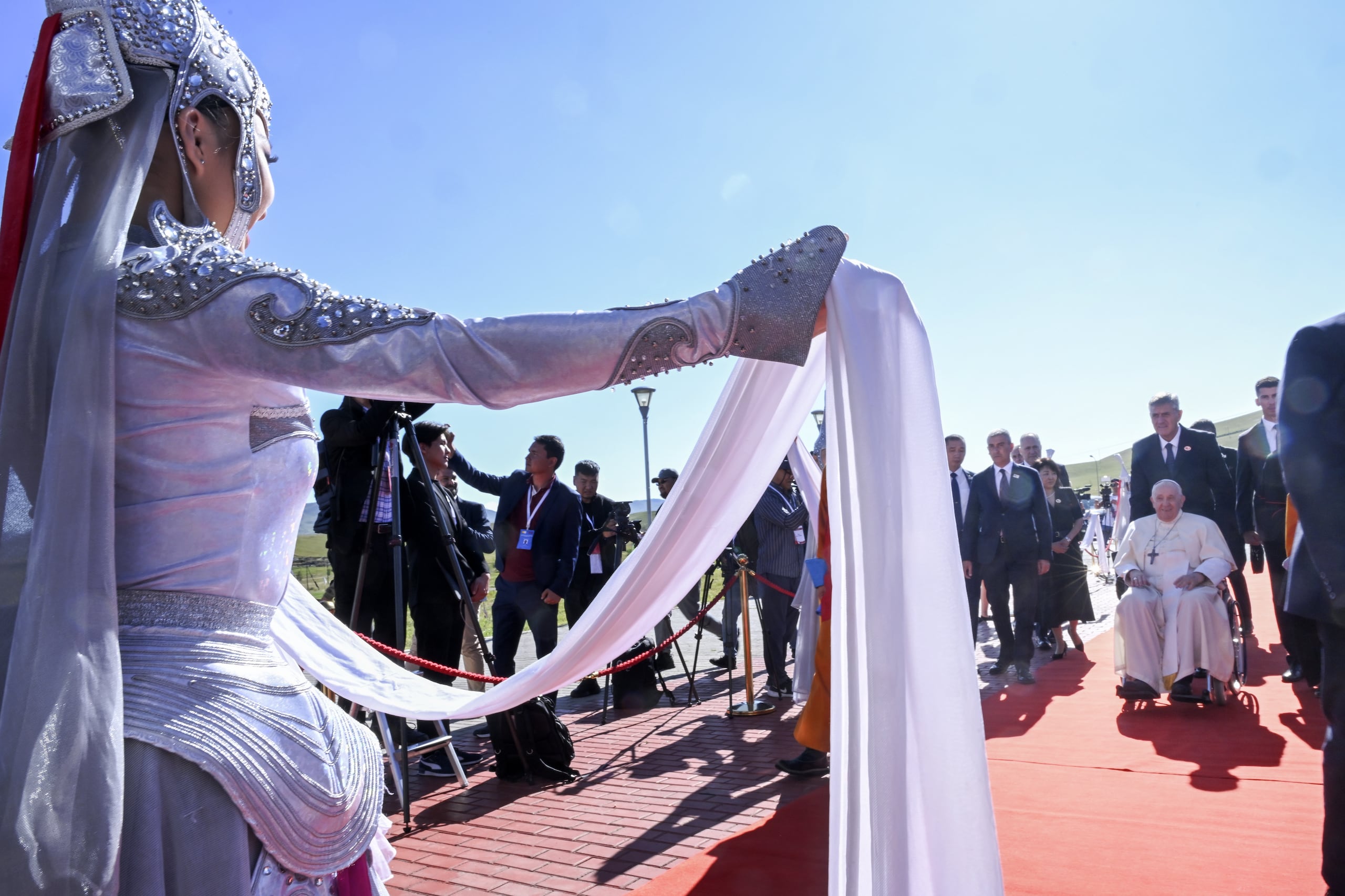 Ulaanbaatar (Mongolia), 03/09/2023.- El papa Francisco durante su visita a Mongolia, adonde se desplazó un puñado de creyentes desde China. EFE/EPA/CIRO FUSCO