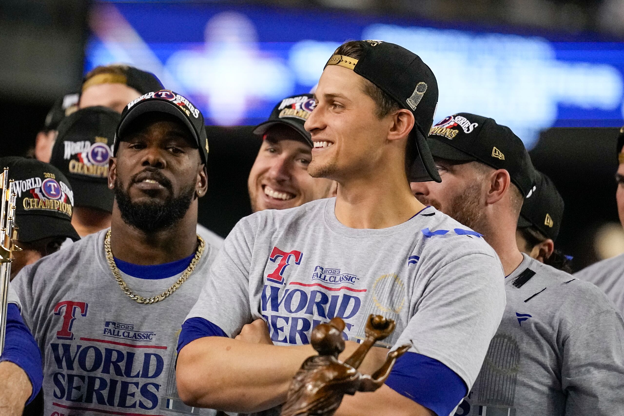 Corey Seager, de los Rangers de Texas, recibe su segundo premio de Jugador Más Valioso de la Serie Mundial.