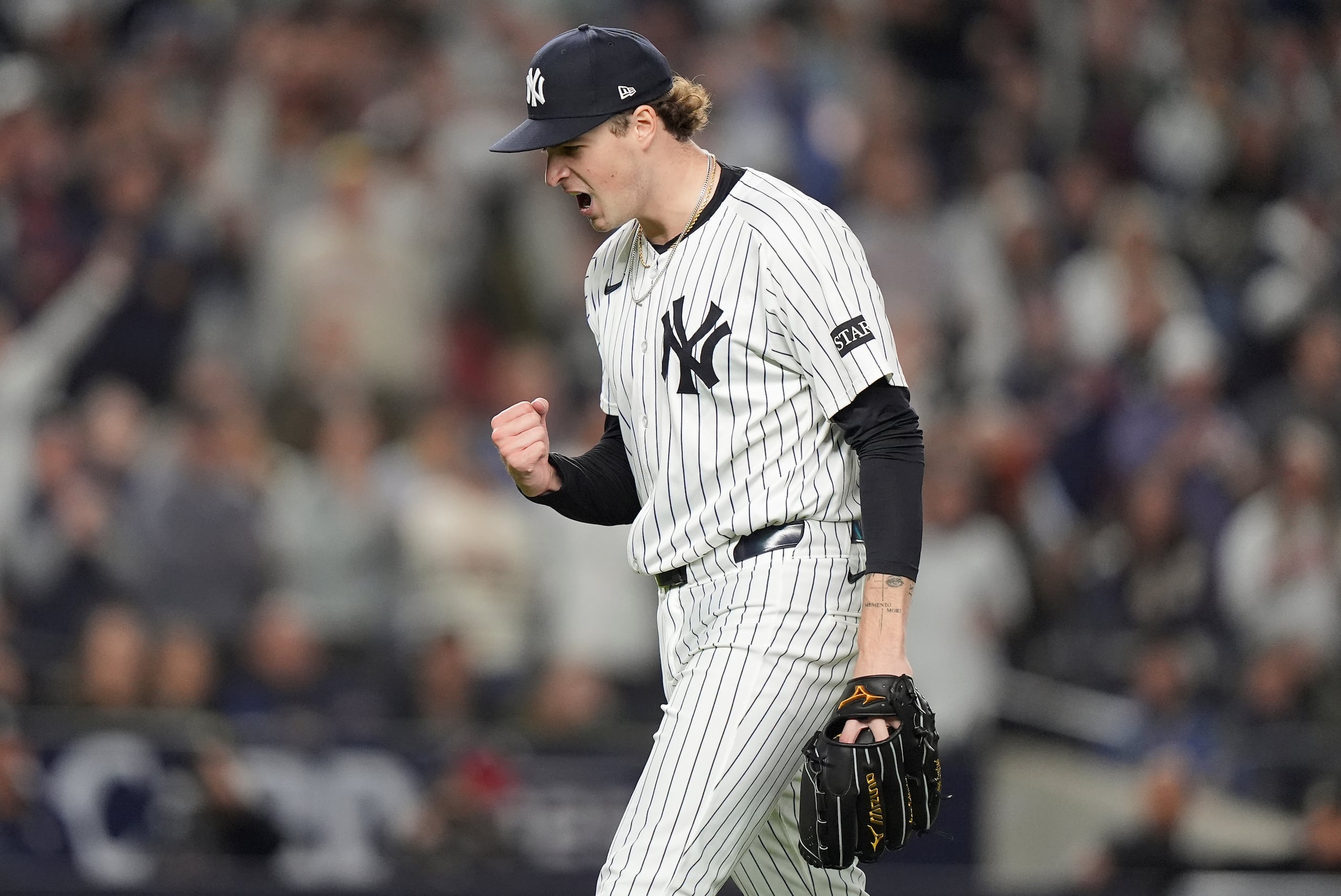 El lanzador novato de los Yankees Cam Schlittler reacciona luego de completar la octava entrada contra los Red Sox.
