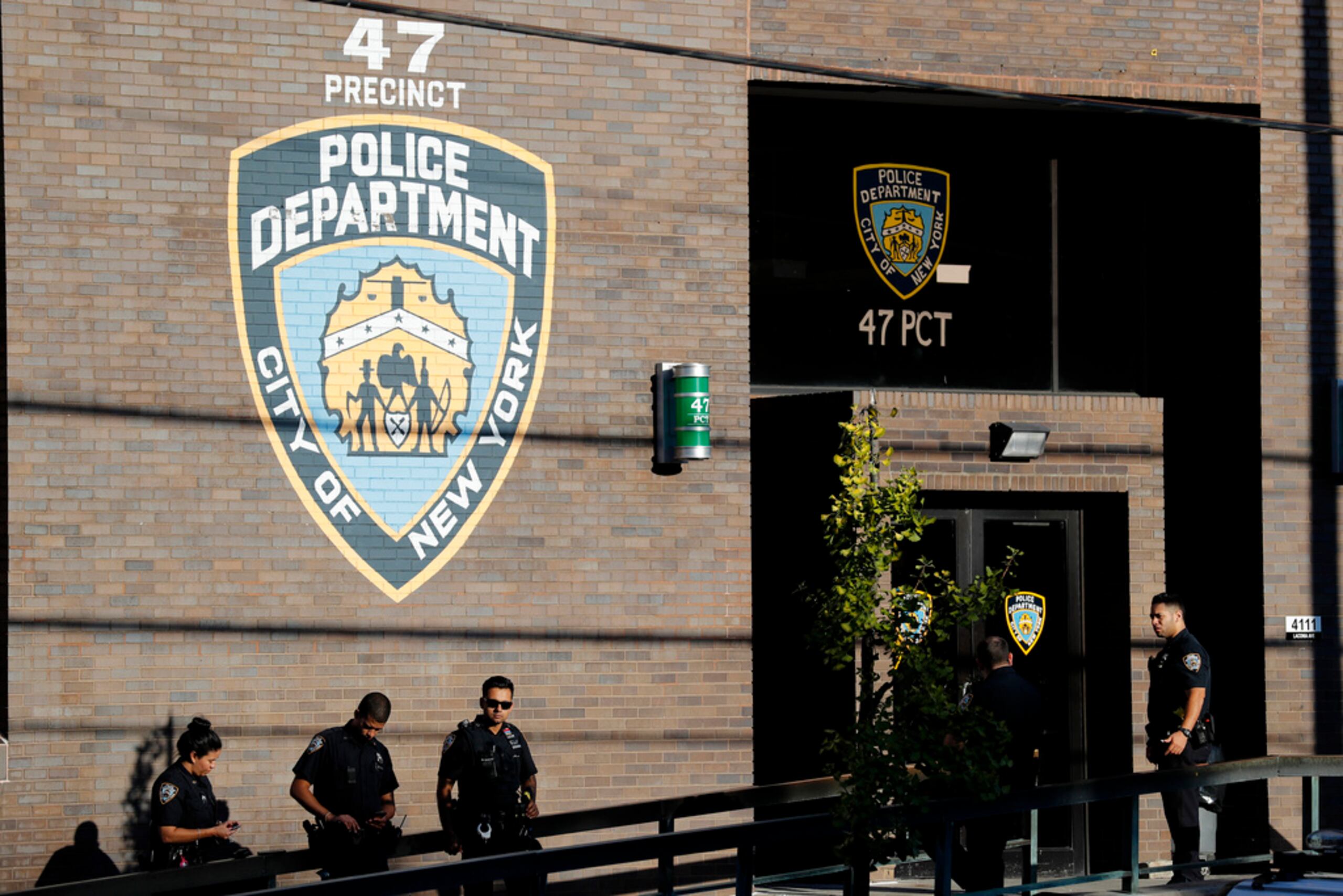 Crossman Jr. fue detenido por la policía del estado de Nueva York y se encuentra en prisión sin fianza.