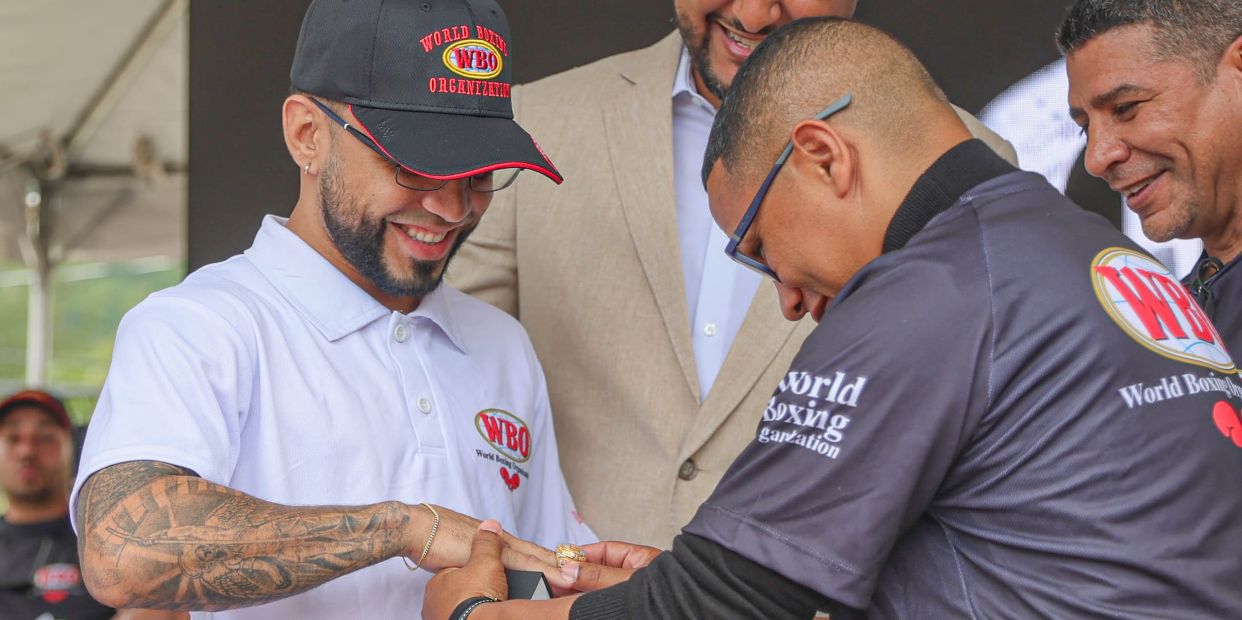 Oscar Collazo recibe sortija de la OMB por realizar cinco defensas exitosas del título de la mano de Iván Calderón.