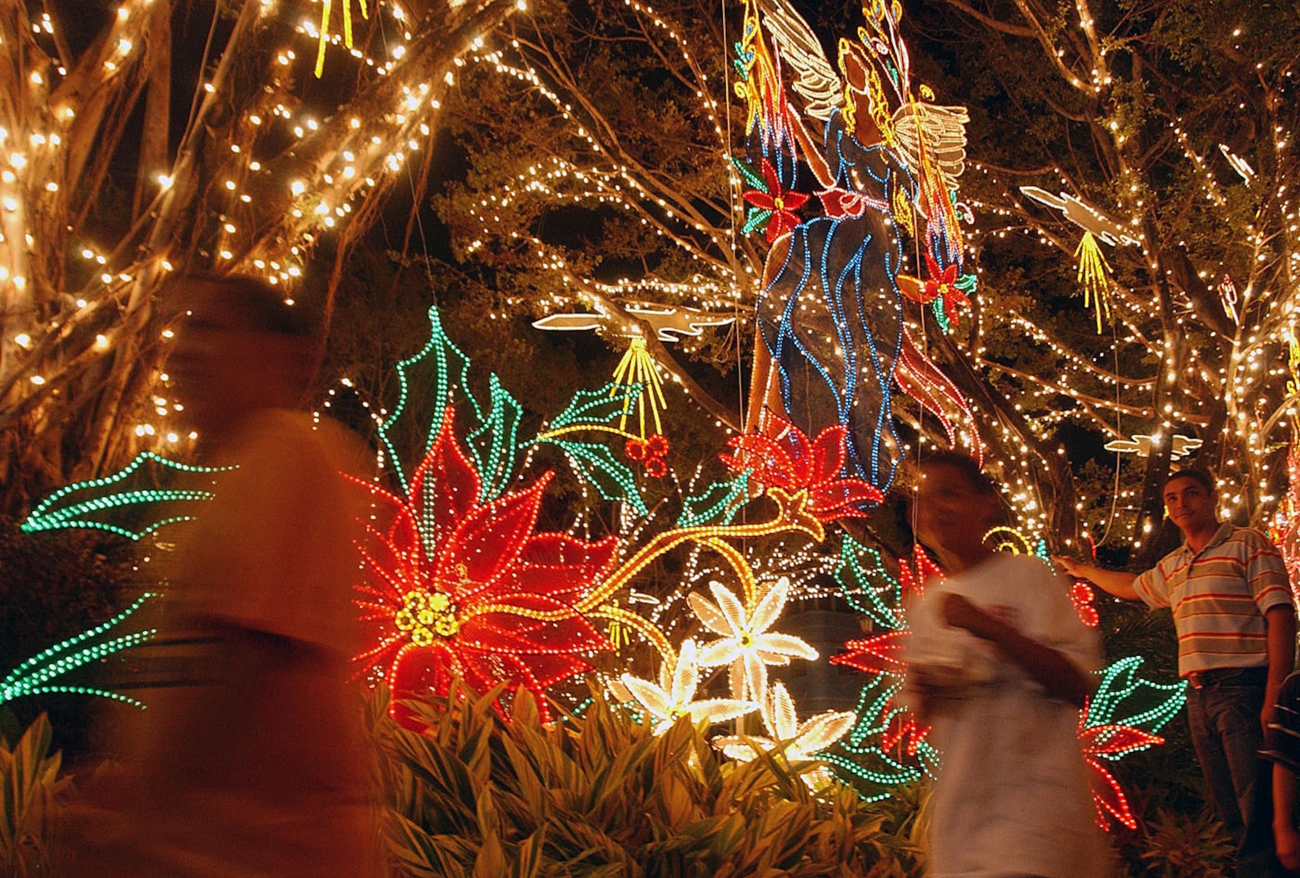 Arrancan las fiestas con varios encendidos en las plazas públicas.
