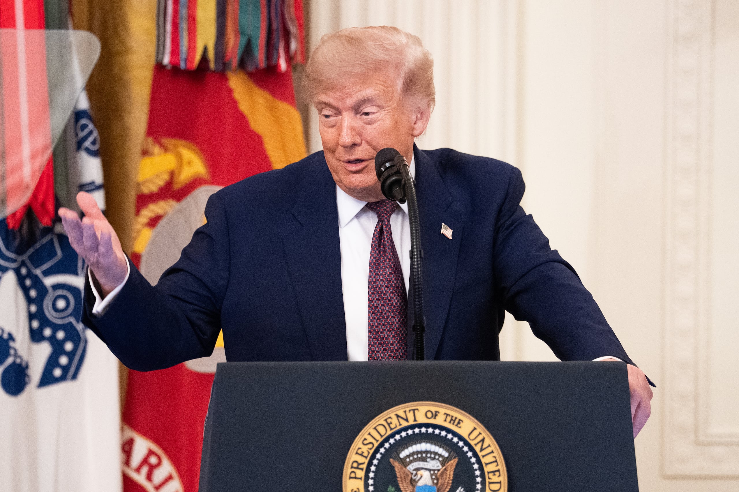 El presidente de Estados Unidos, Donald Trump, pronuncia un discurso durante una ceremonia de entrega de la Medalla de Honor en la Sala Este de la Casa Blanca en Washington, D.C., EE.UU., 18 de junio de 2026. (Estados Unidos) EFE/EPA/Aaron Schwartz vía CNP / POOL