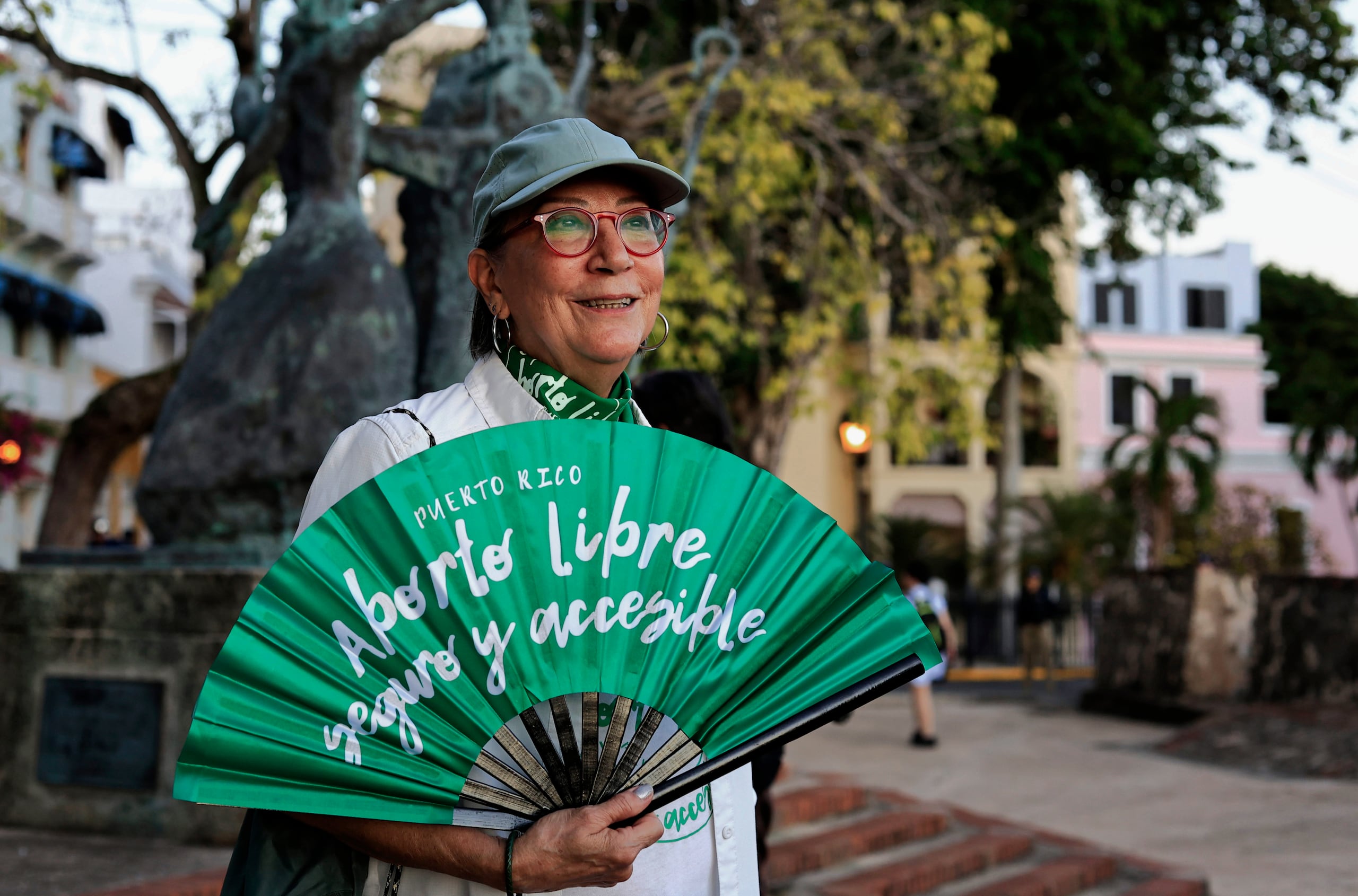 Una mujer sostiene un abanico con un mensaje alusivo al aborto durante una manifestación el 22 de diciembre en la plaza La Rogativa ubicada frente a la sede del Gobierno en San Juan (EFE/Thais Llorca)