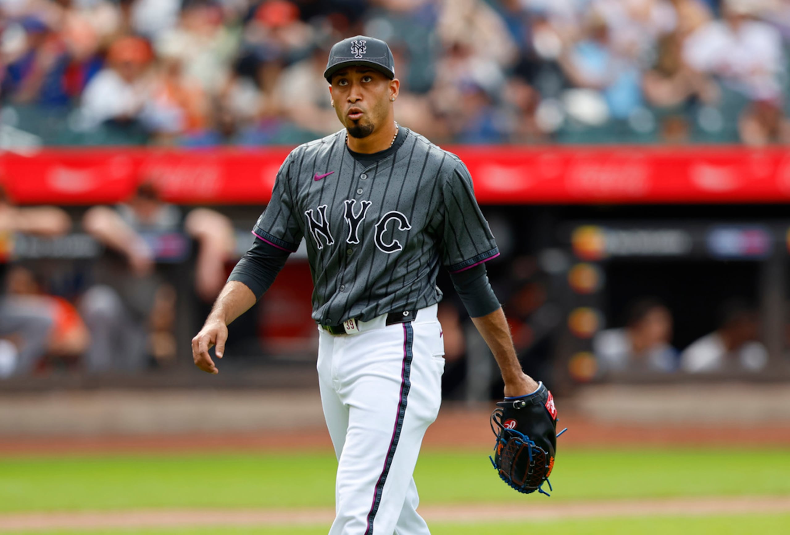 Edwin Díaz sufre de un nervio pinchado en el hombro derecho.