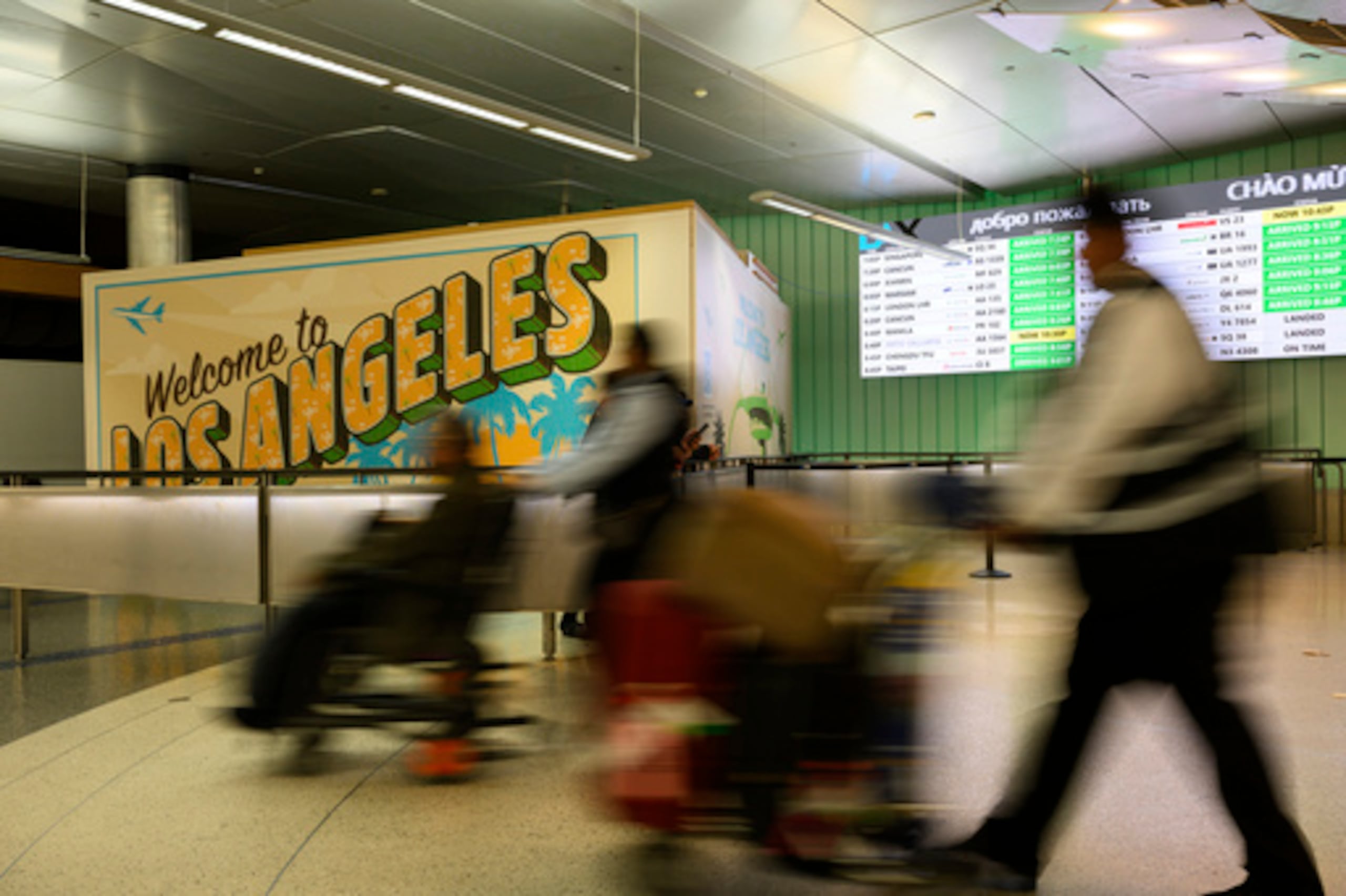 Viajeros en el aeropuerto de Los Ángeles.