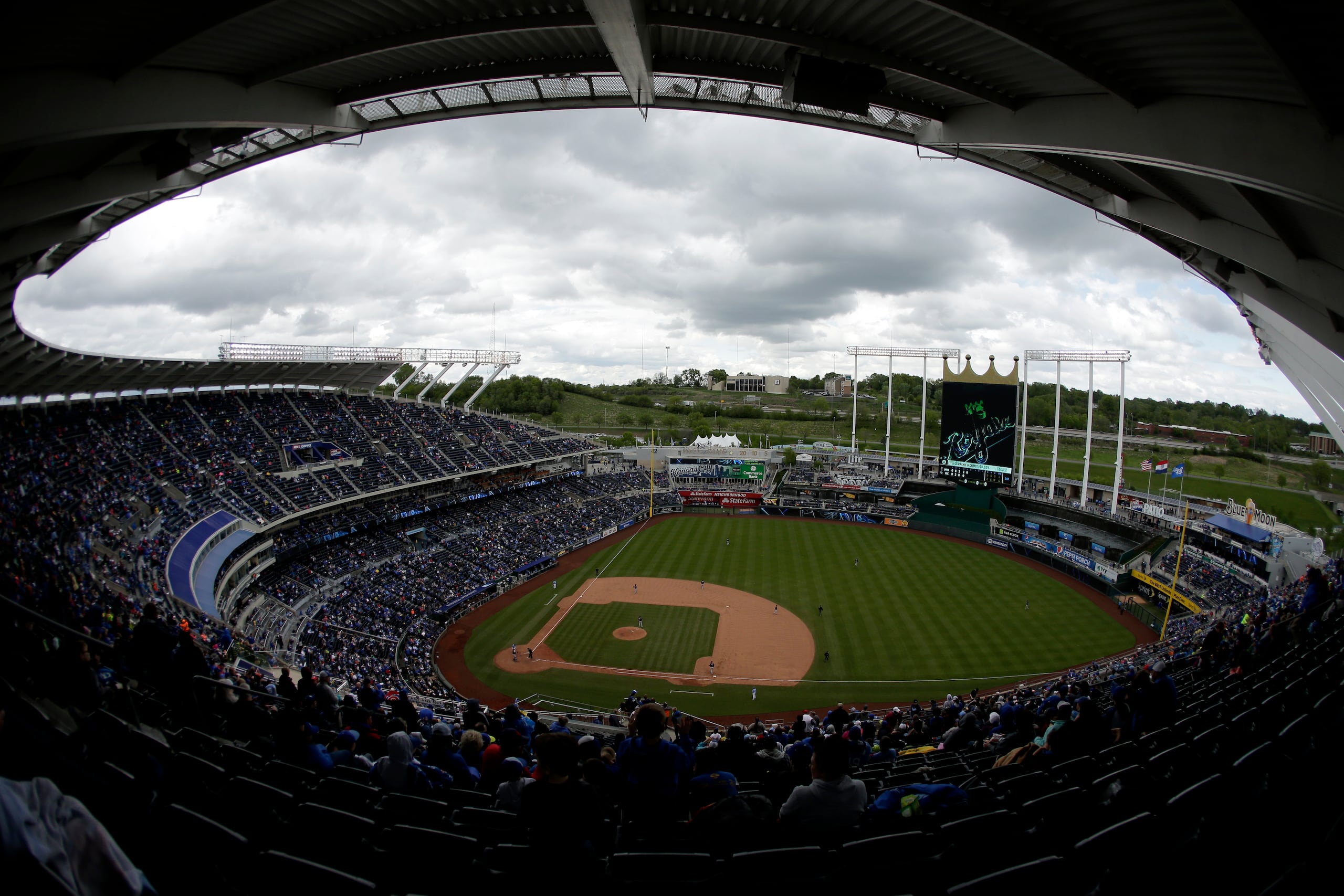 Los aficionados esperan el inicio de un juego entre los locales Royals de Kansas City y los Twins de Minnesota.