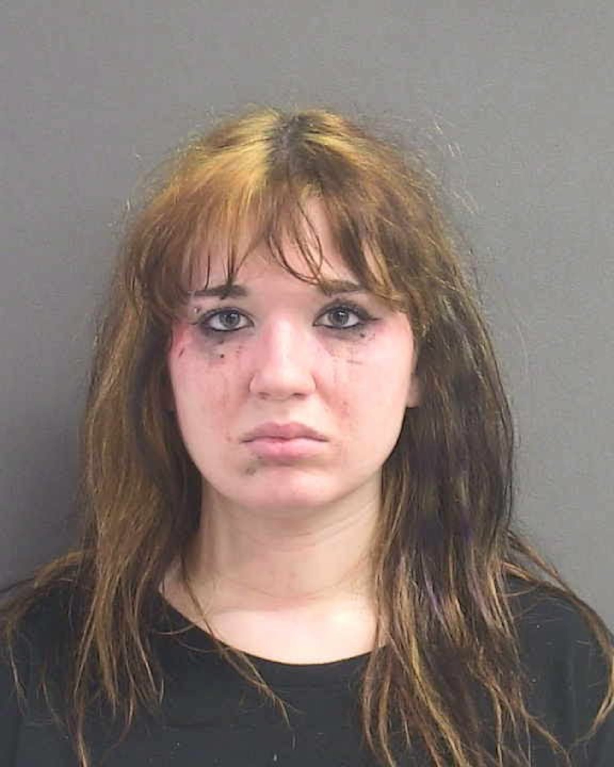Allison Albro, de 21 años, fue fichada por la Oficina del Alguacil del Condado de Volusia tras publicar amenazas de muerte dirigidas al presidente Donald Trump antes de su visita a Daytona Beach.