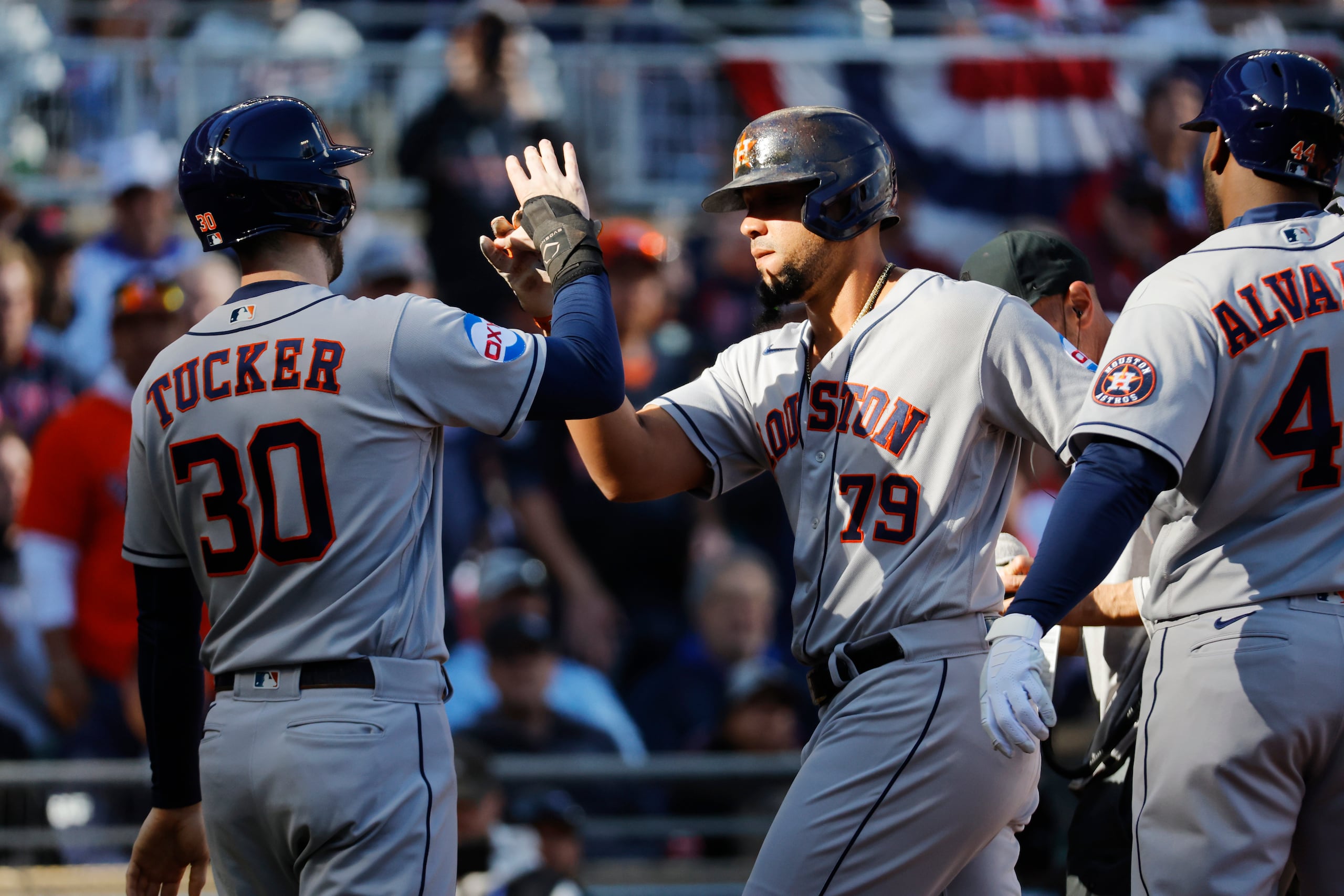 Jose Abreu, de los Astros de Houston, es recibido al centro por Kyle Tucker y Yordan Álvarez luego de pegar un cuadrangular de tres carreras en la primera entrada del juego de este martes ante Minnesota.