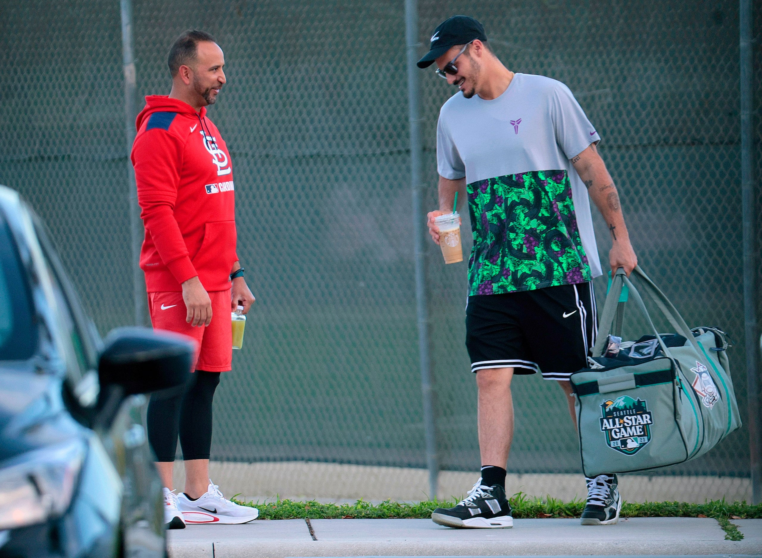 Nolan Arenado recibe el saludo del mánager Oliver Mármol al reportarse al campamento de pretemporada de los Cardenales de San Luis, el domingo 16 de febrero de 2025, en Jupiter, Florida. (Christian Gooden/St. Louis Post-Dispatch vía AP)