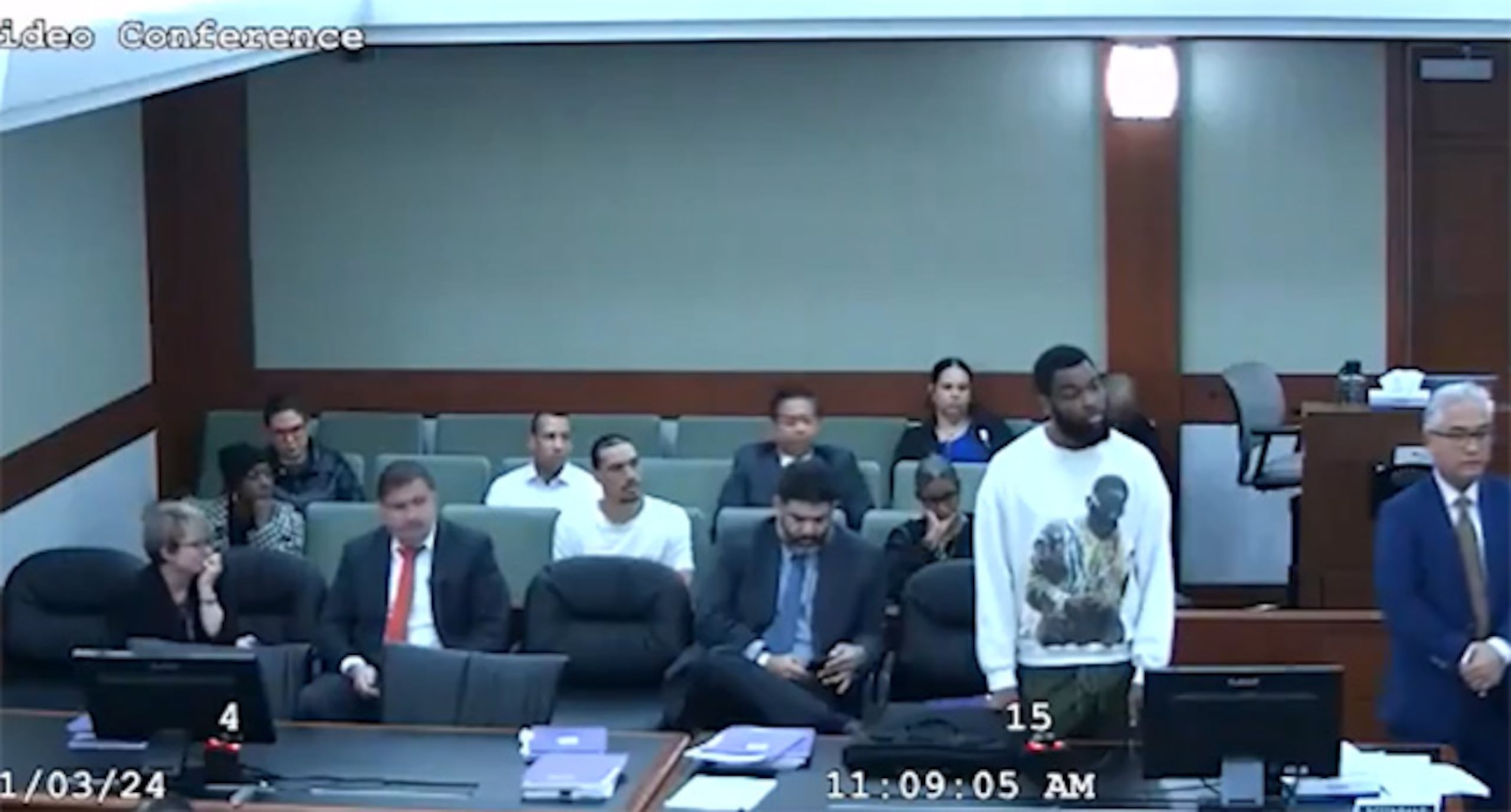 Deobra Delone Redden, fue encarcelado bajo fianza de 54,000 dólares y enfrenta nuevos cargos por agresión a una persona protegida, en referencia a la juez y a los agentes que acudieron en su ayuda.