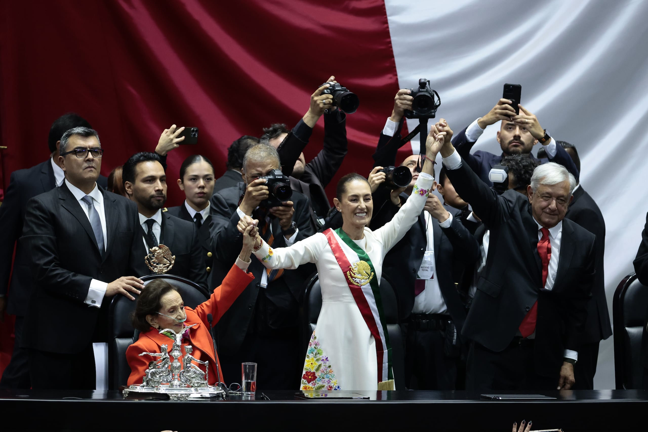 Tras la juramentación de Sheinbaum al cargo ante el congreso, los legisladores gritaron la forma femenina de la palabra presidente en español "¡Presidenta! Presidenta!" - por primera vez en más de 200 años de historia de México.
