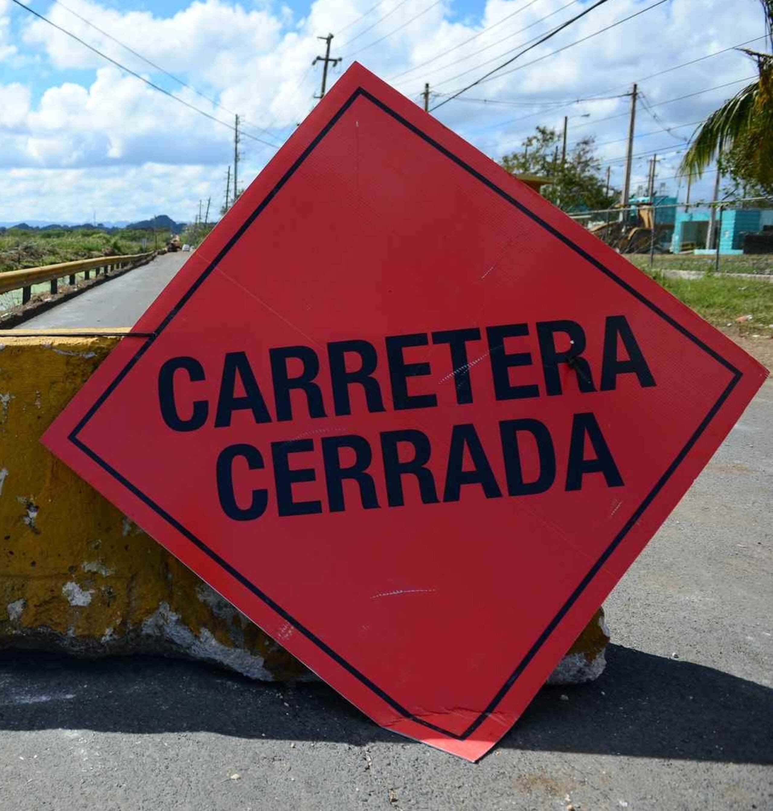 Foto de archivo de un letrero de carretera cerrada.
