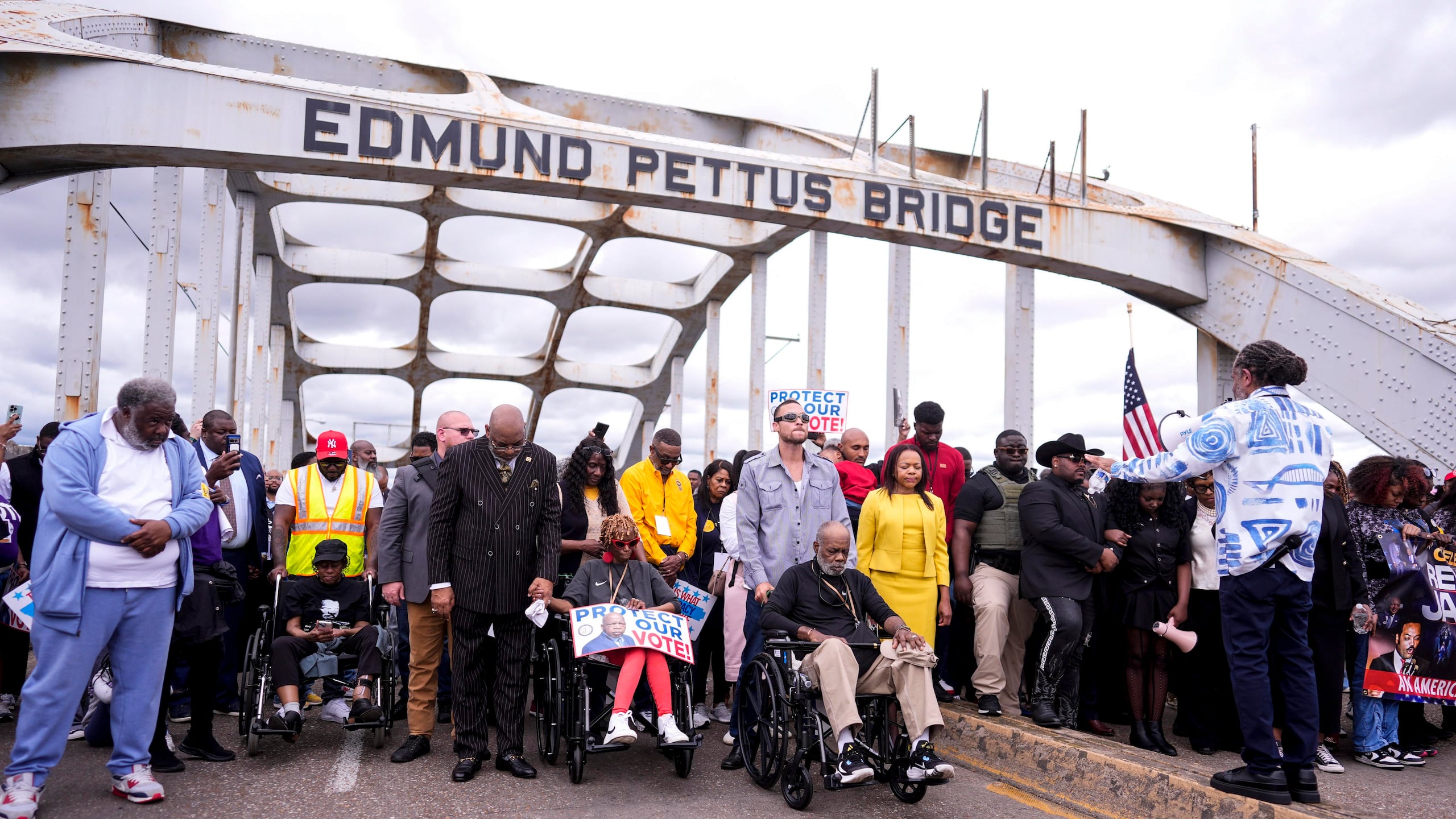 Una multitud marcha sobre el puente Edmund Pettus en el 61.º aniversario del Domingo Sangriento, el domingo 8 de marzo de 2026, en Selma, Alabama. (AP Foto/Mike Stewart)