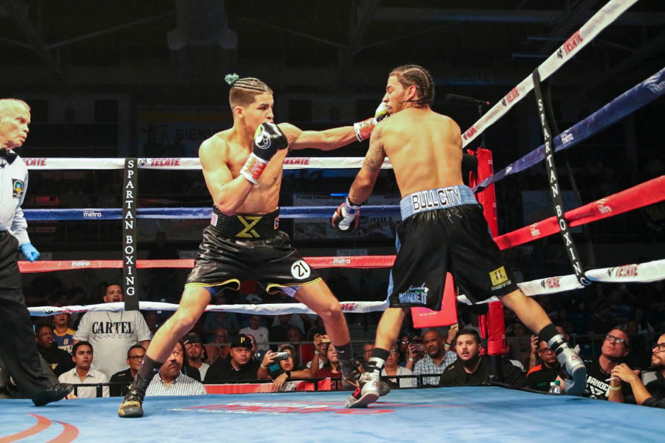Xander Zayas (izquierda) participó de la última cartelera que PR Best Boxing presentó en Trujillo Alto en febrero de 2020, justo antes del inicio de la pandemia del coronavirus.