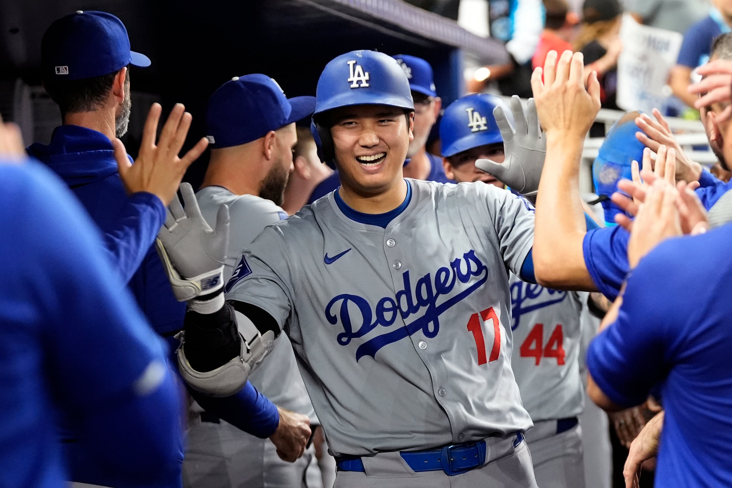 Shohei Ohtani, de los Dodgers de Los Ángeles, celebra dentro del dugout después de conectar un cuadrangular durante la sexta entrada del juego de béisbol en contra de los Marlins de Miami, el jueves 19 de septiembre de 2024.