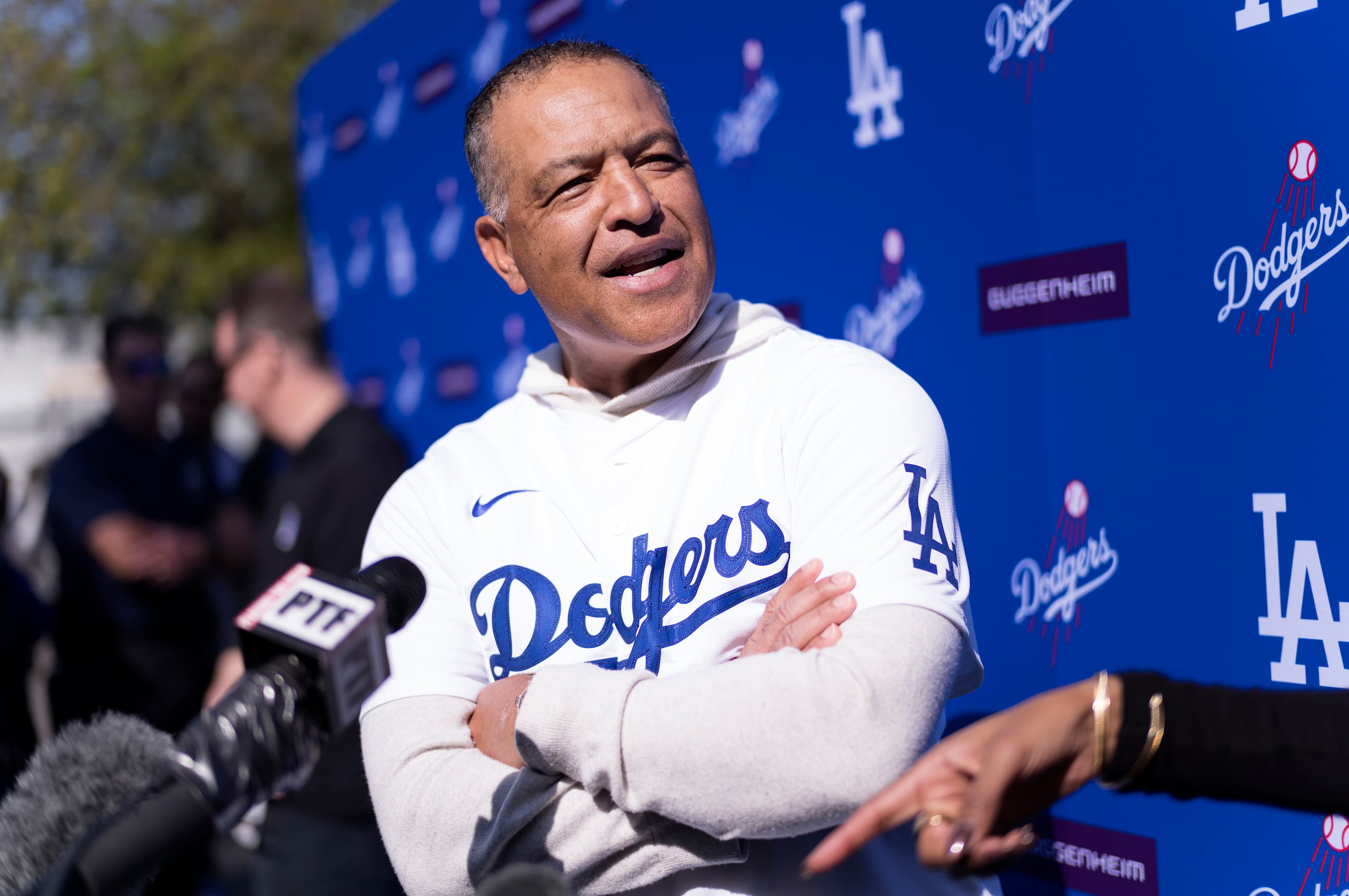 Dave Roberts, mánager de los Dodgers de Los Ángeles, habla con la prensa el sábado 1 de febrero de 2025.