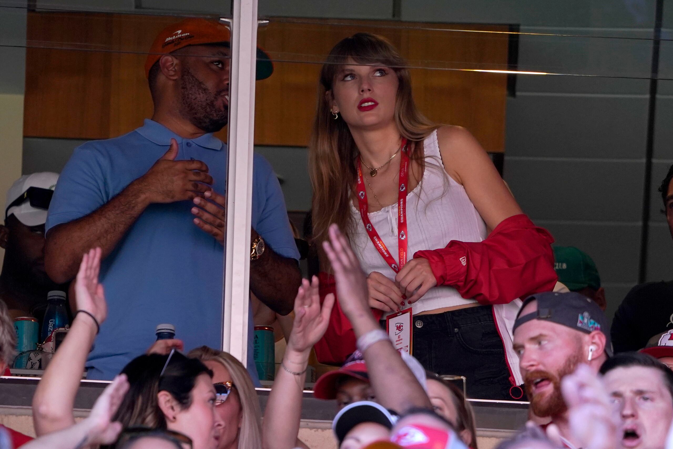 Casi todos en el camerino de Kansas City habló sobre su tight end y su nueva admiradora famosa el domingo, incluido el entrenador Andy Reid, quien bromeó diciendo: “Yo los junté”.