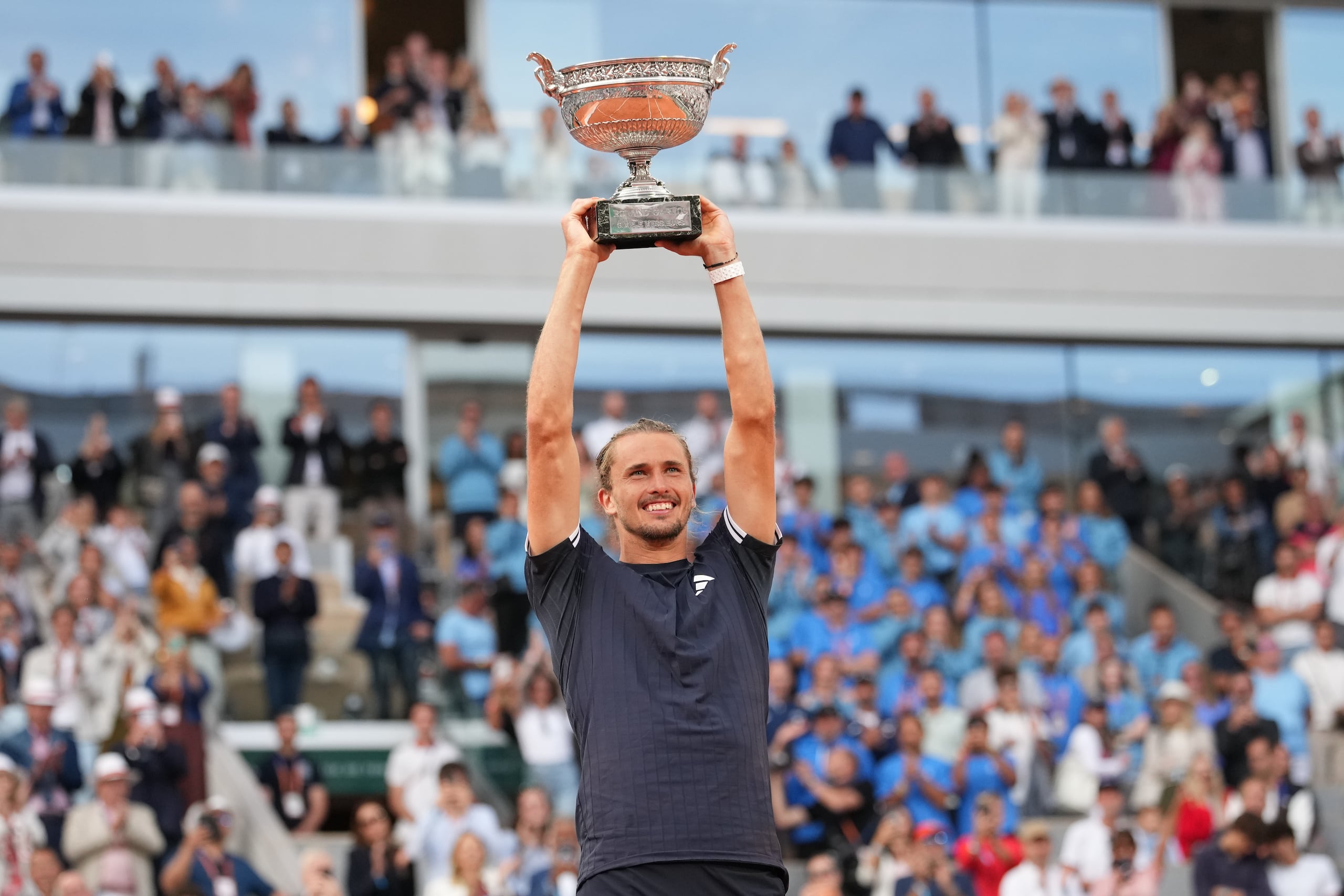 El alemán Alexander Zverev levanta el trofeo tras conquistar Roland Garros al vencer en la final al italiano Flavio Cobolli el domingo 7 de junio del 2026. (AP Foto/Christophe Ena)
