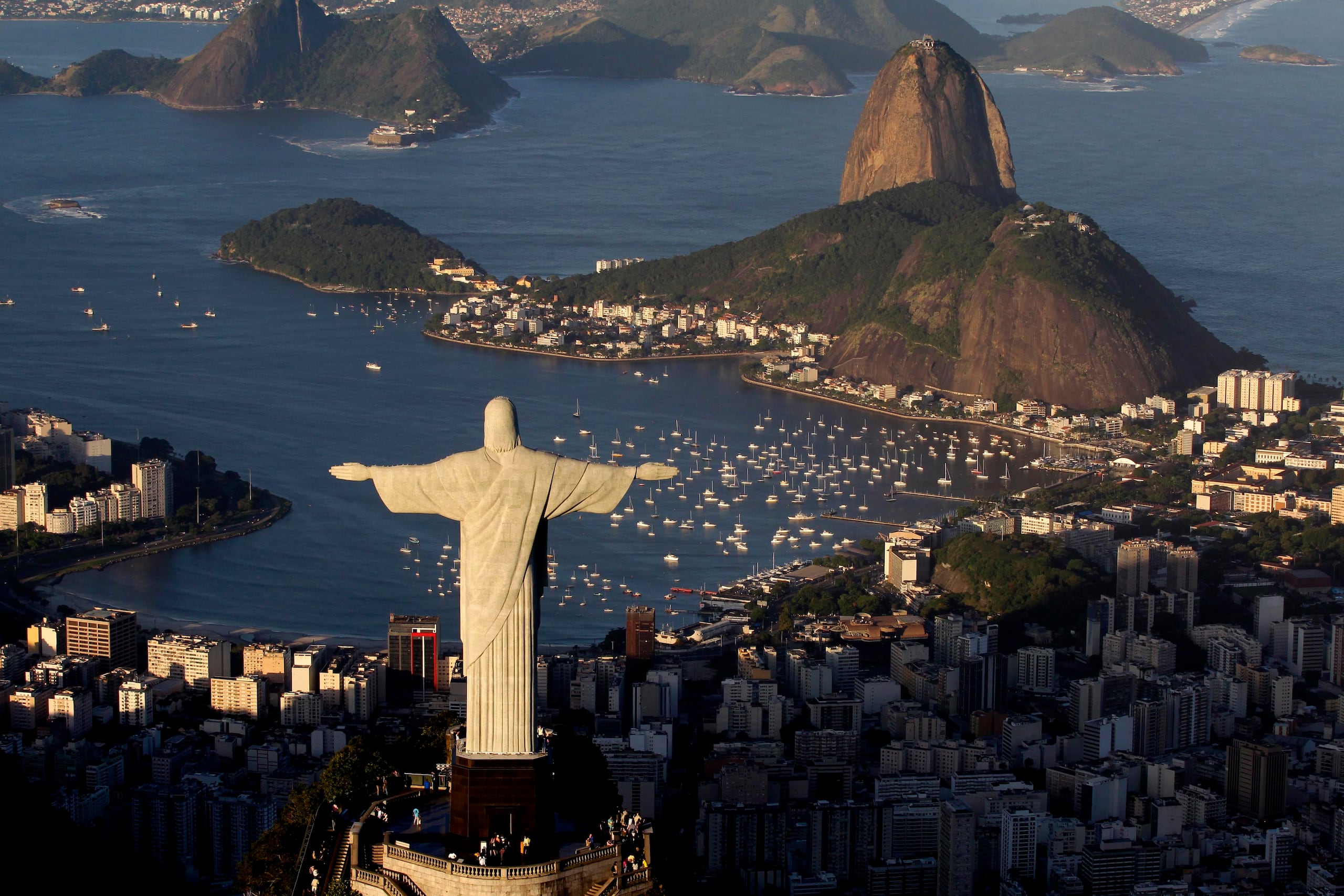 La estatua del Cristo Redentor y el cerro del Pan de Azúcar forman parte del paisaje icónico de Río de Janeiro, Brasil.