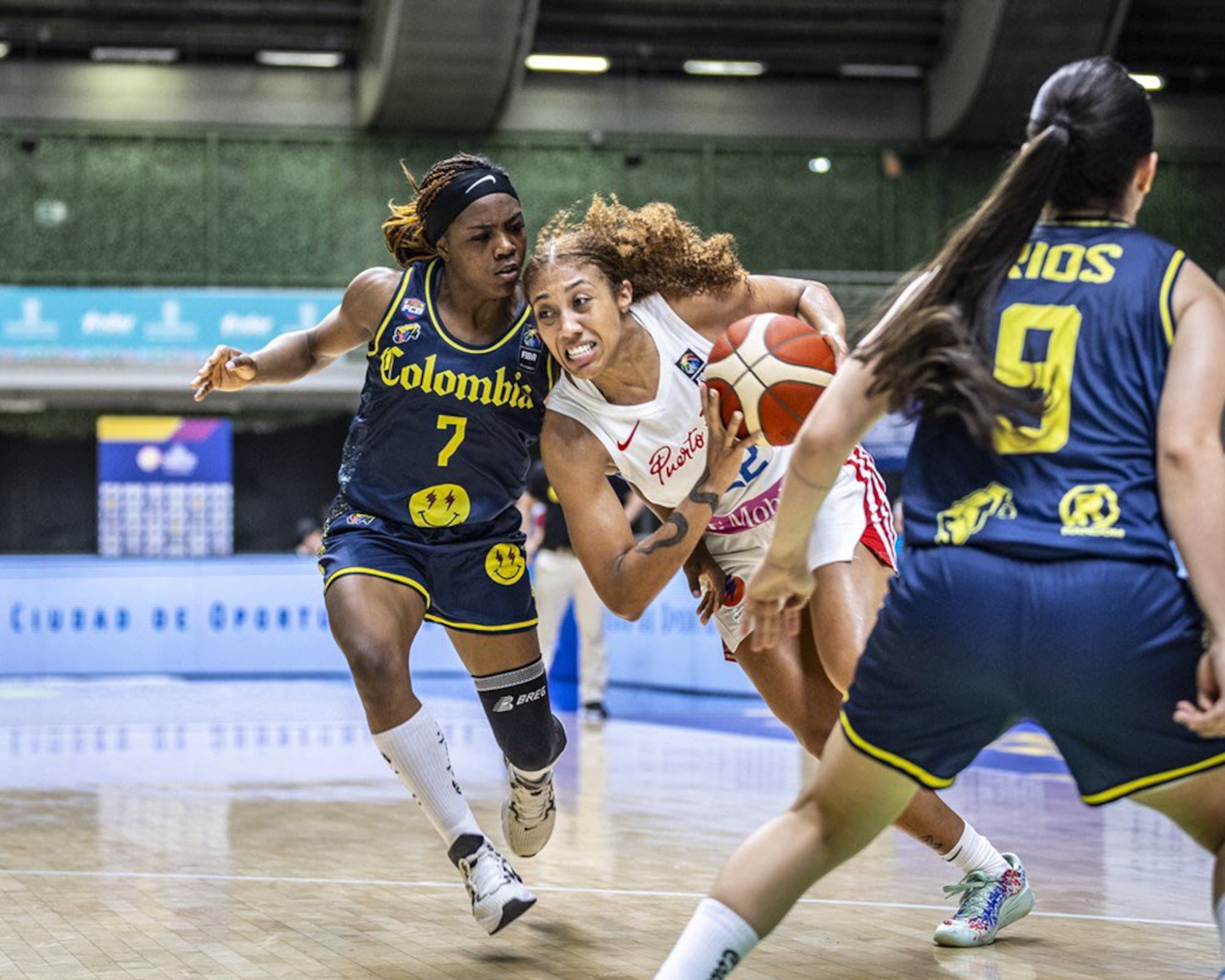 Arella Guirantes intenta atacar la pintura ante la defensa de las jugadoras de Colombia.