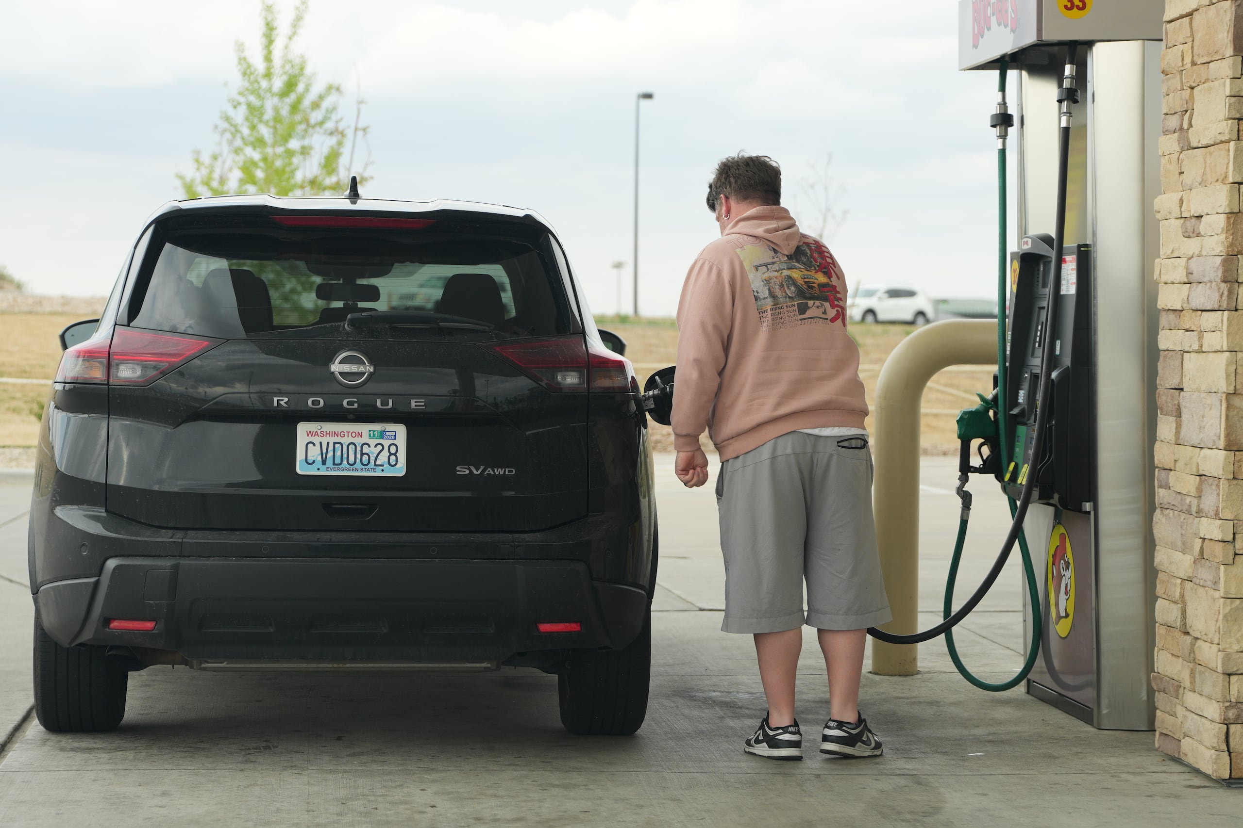 Un conductor llena el tanque de un vehículo en una gasolinera Buc-ee's de Johnstown, Colorado, el jueves 30 de abril de 2026. (AP Foto/David Zalubowski)
