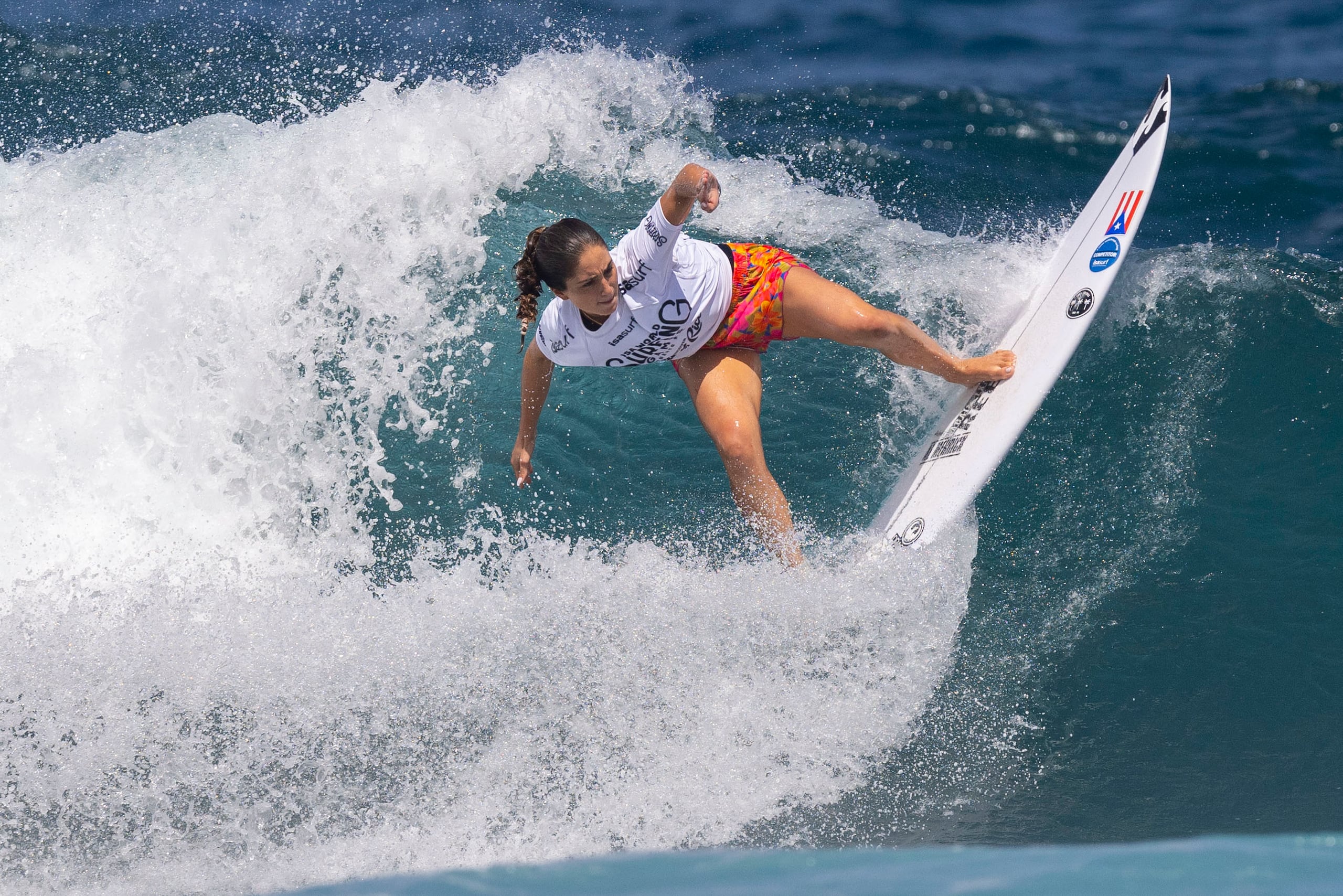 La puertorriqueña Havanna Cabrero monta una ola en el Mundial de Surfing, celebrado en Puerto Rico.