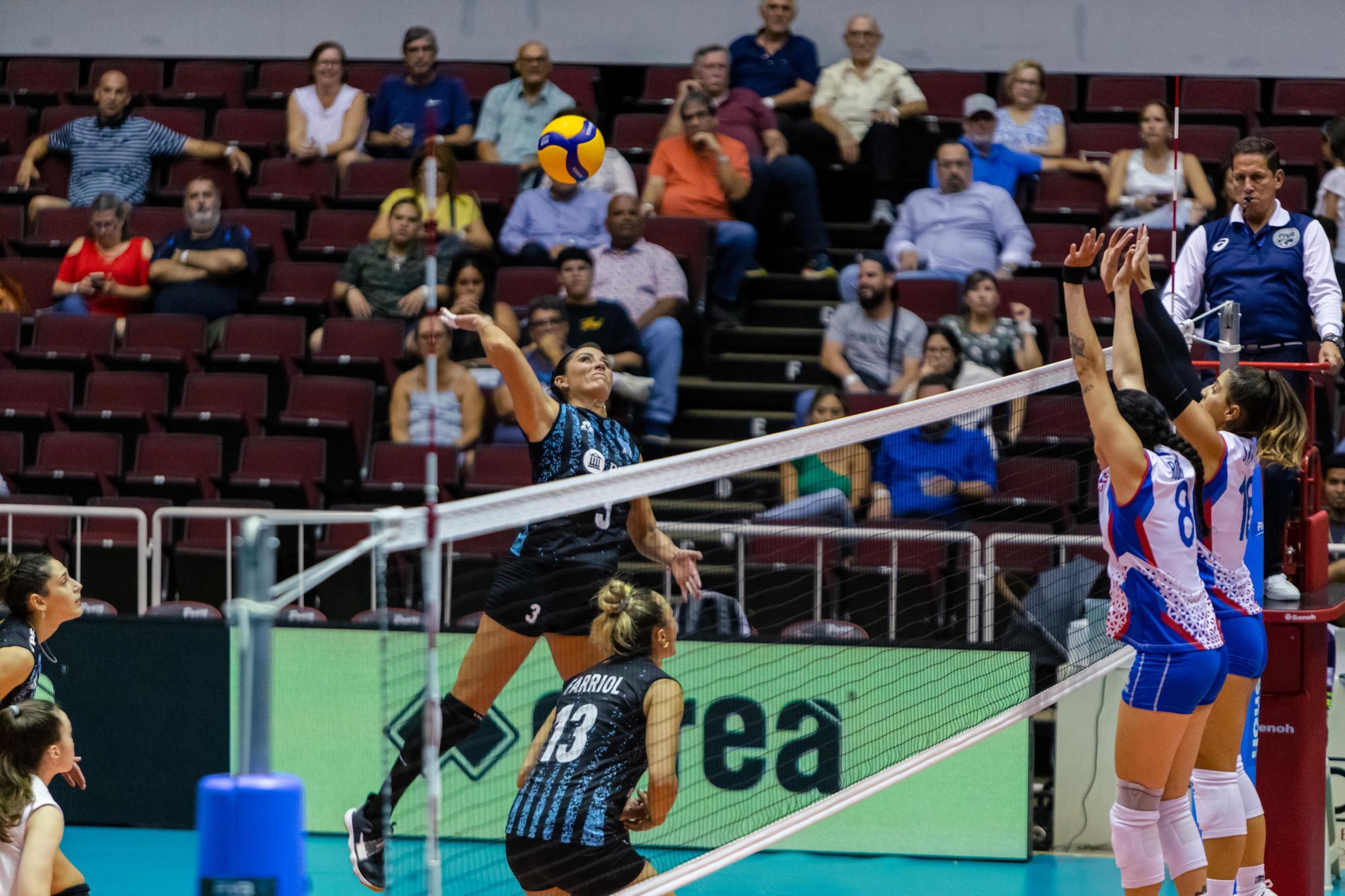 El bloqueo de Puerto Rico entre Paola Rojas, interior, y Brittany Abercrombie cierra bien ante Argentina en el juego del lunes.