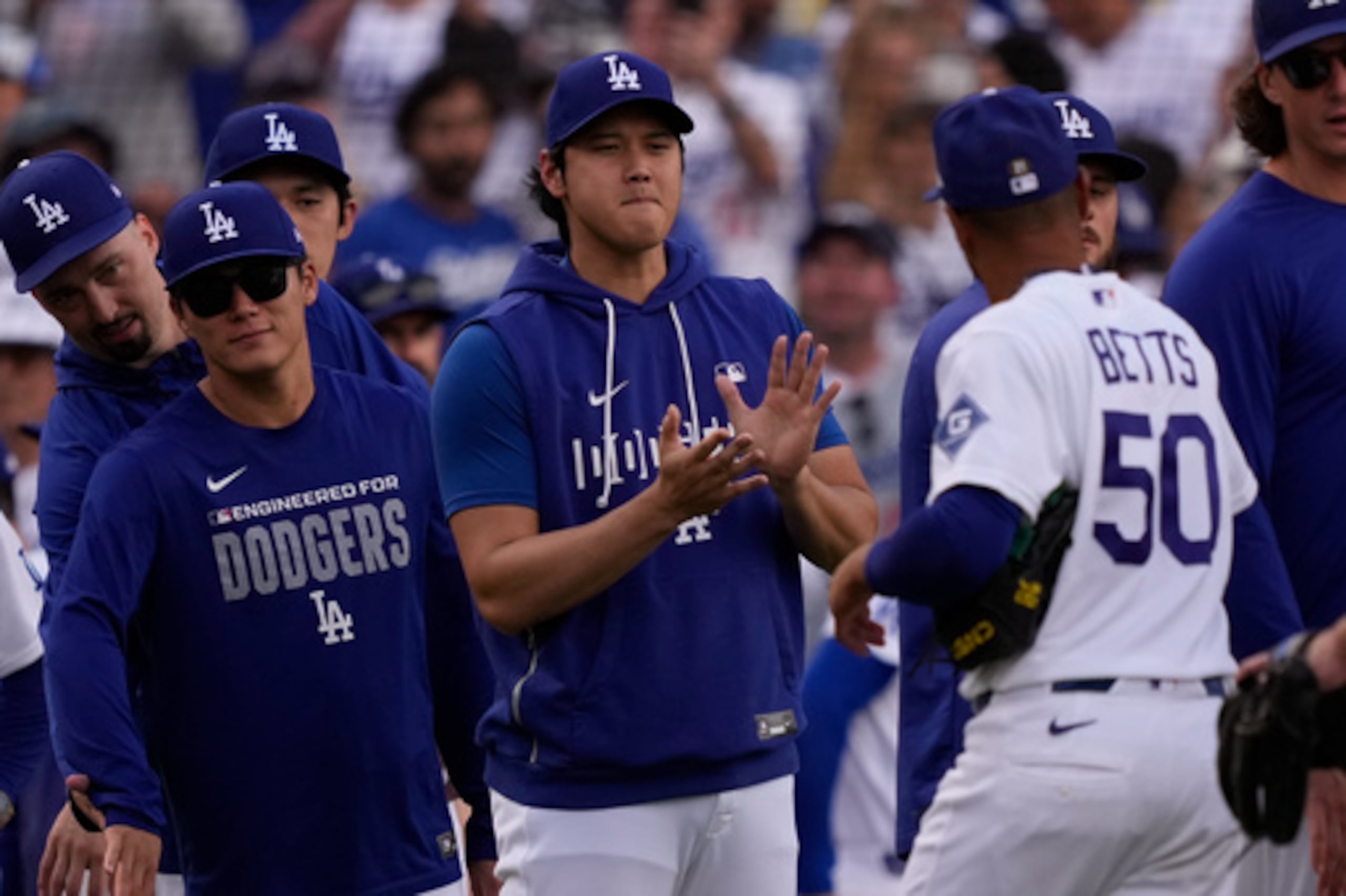 Mookie Betts, de los Dodgers de Los Ángeles (a la derecha), recibe las felicitaciones de Shohei Ohtani (en el centro) y Yoshinobu Yamamoto tras la victoria de los Dodgers sobre los Gigantes de San Francisco en un partido de béisbol celebrado el domingo 20 de septiembre de 2026 en Los Ángeles. (Foto AP/Mark J. Terrill)