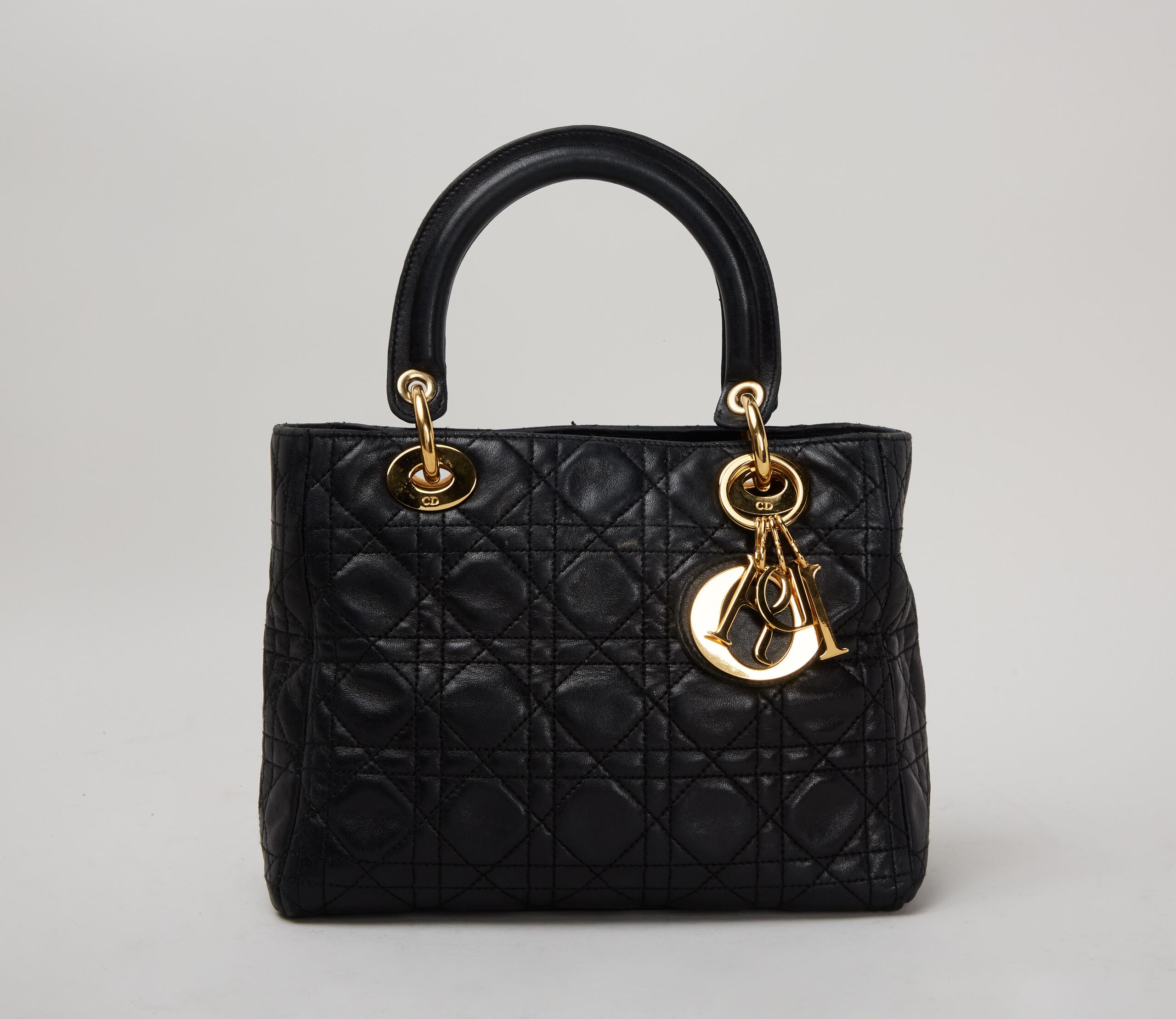 Fotografía cedida por Julien's donde se muestra un bolso de piel de cordero de la marca Dior que forma parte del armario de la princesa Diana de Gales que sale para la subasta de moda 'Princess Diana's Style & A Royal Collection'.