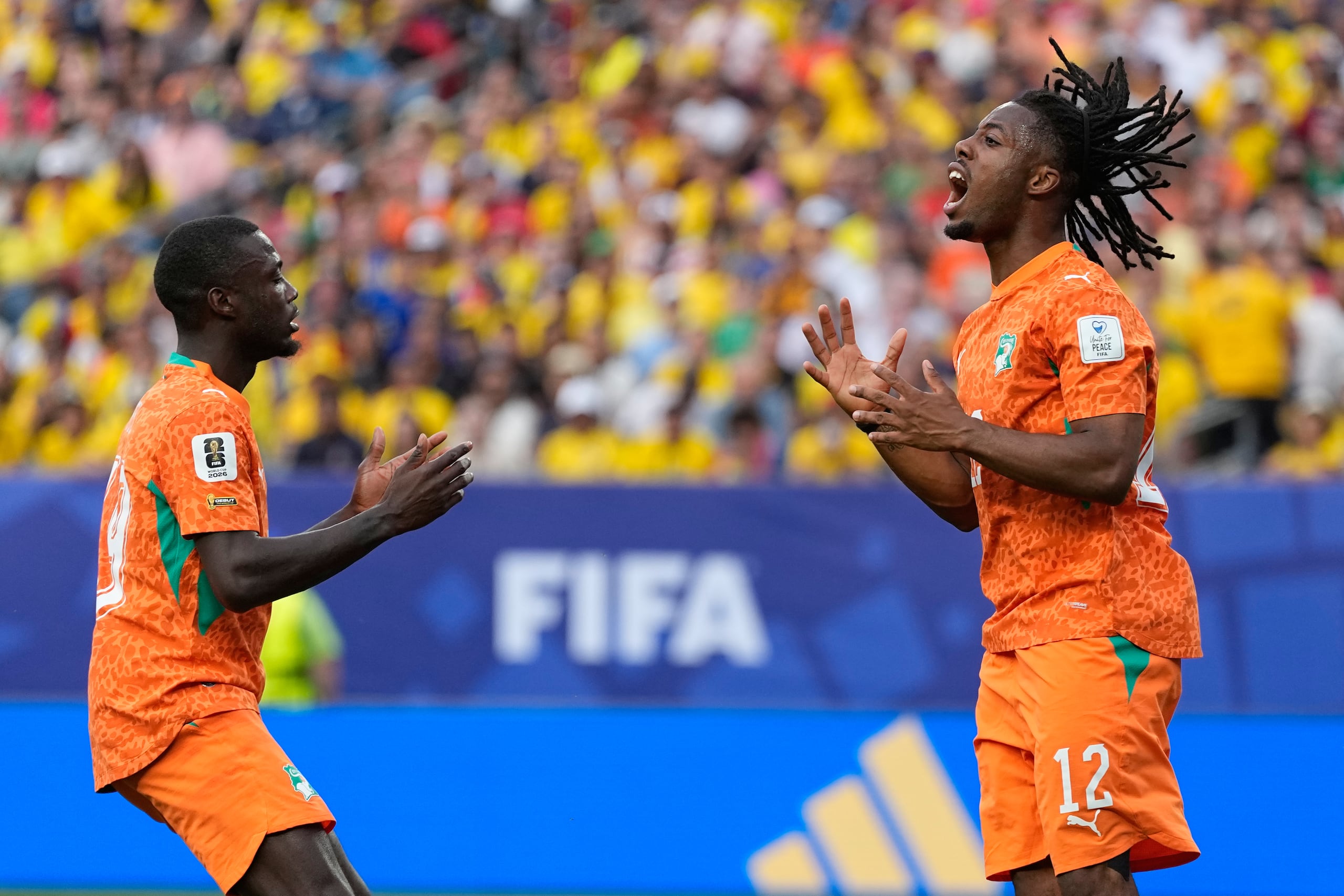 Elye Wahi (derecha) de Costa de Marfil durante el partido contra Ecuador durante el partido del Grupo E del Mundial, el domingo 14 de junio de 2026, en Filadelfia. (AP Foto/Matt Slocum)