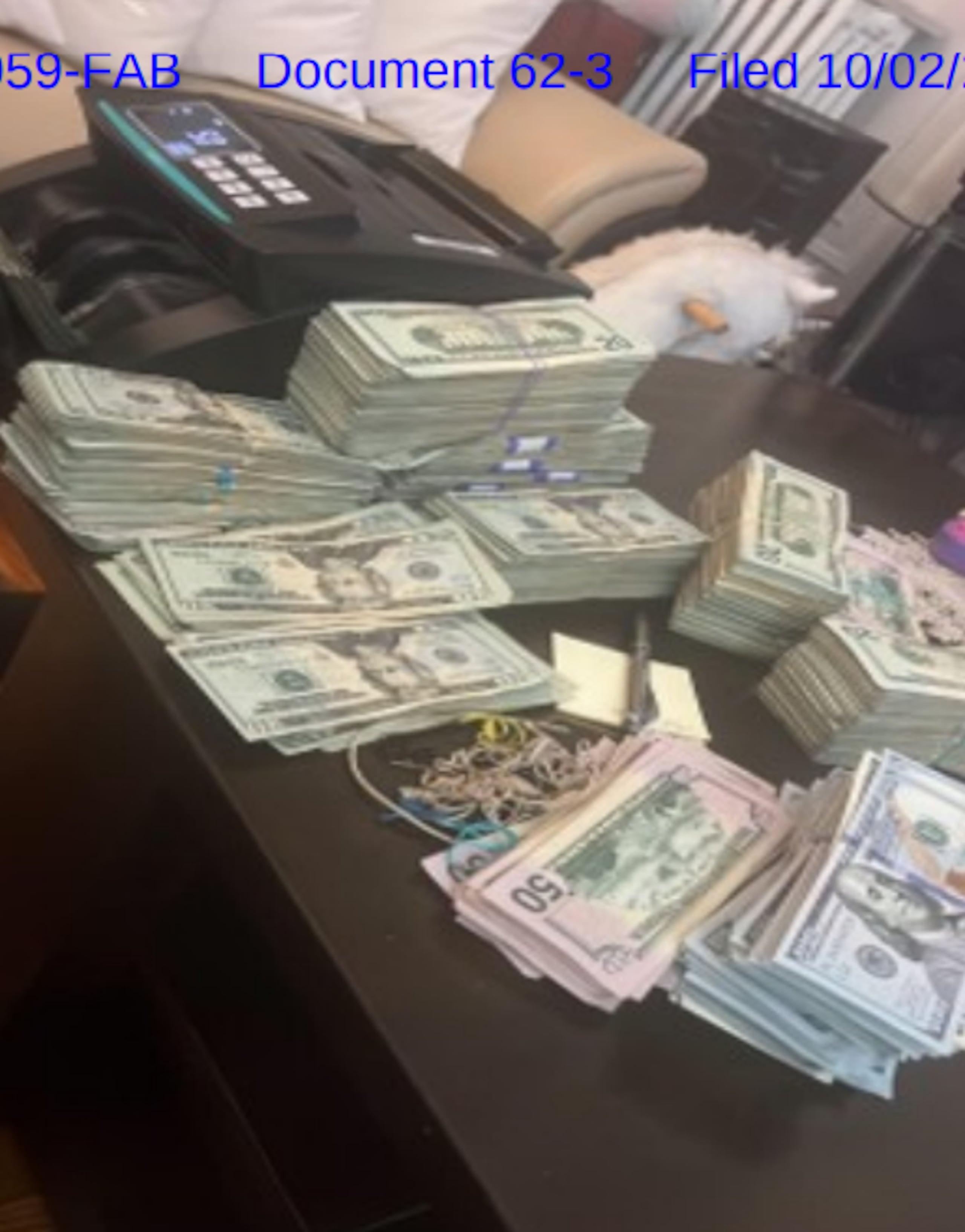 Se alega que los imputados guardaban las ganancias en diversas casas y realizaban vuelos comerciales periódicos de regreso a Puerto Rico con grandes sumas de dinero en maletas.