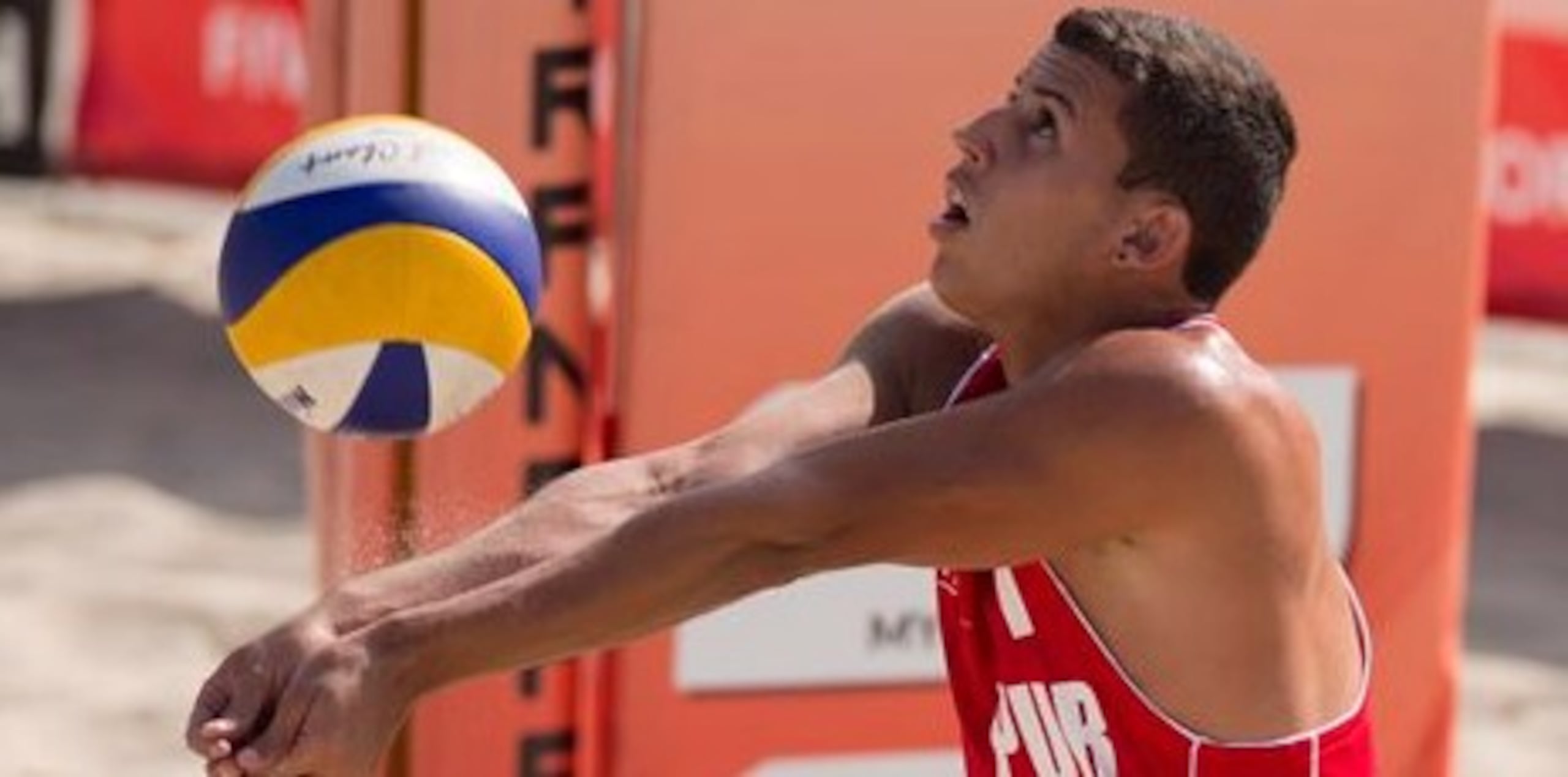 Kevin Joel Rodríguez (arriba) hizo pareja con Christian Encarnación para representar a Puerto Rico en el Mundial de Voleibol Playero Sub 23 que se celebra en Polonia. (Suministrada \ Federación Internacional de Voleibol)