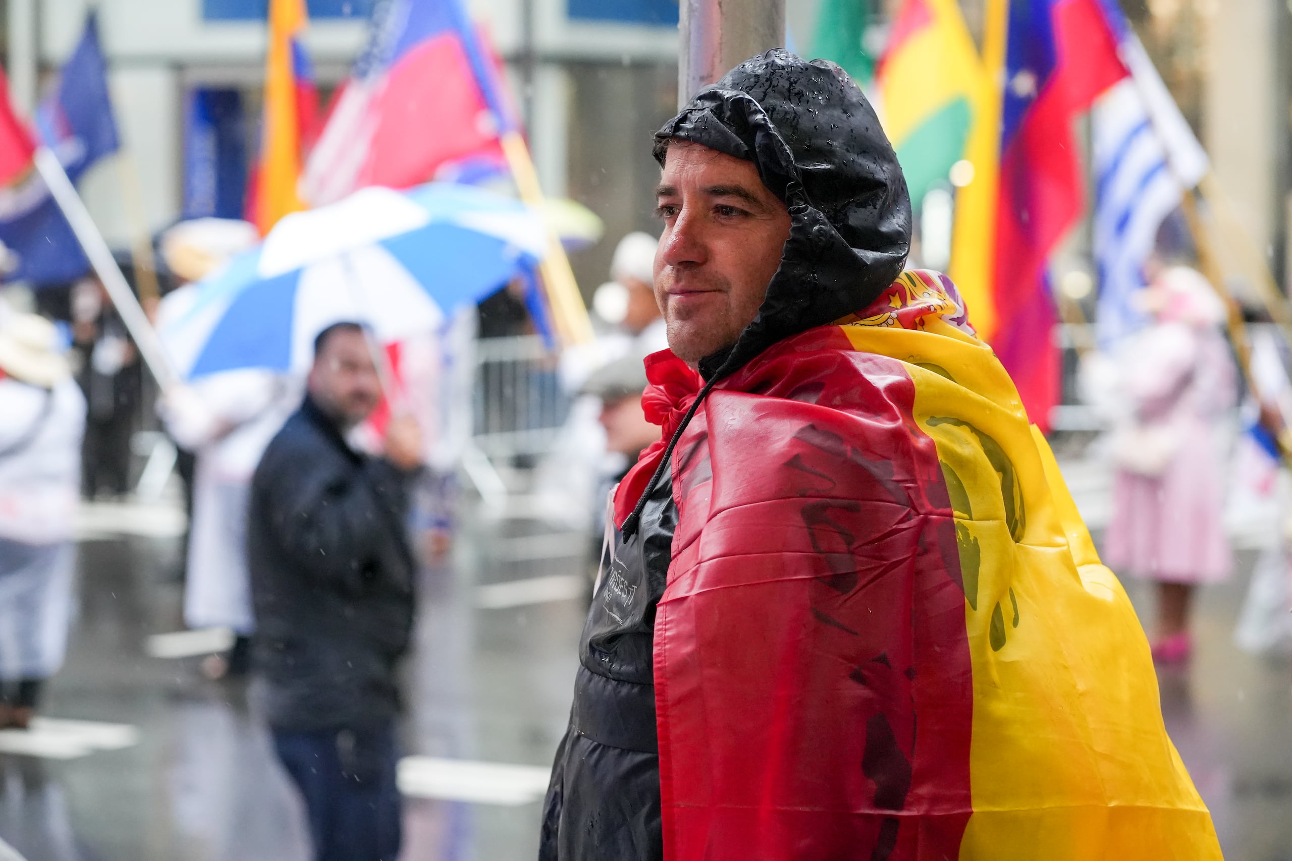 Un hombre participa en el Desfile de la Hispanidad este domingo en Nueva York (EE.UU.). EFE/ Angel Colmenares