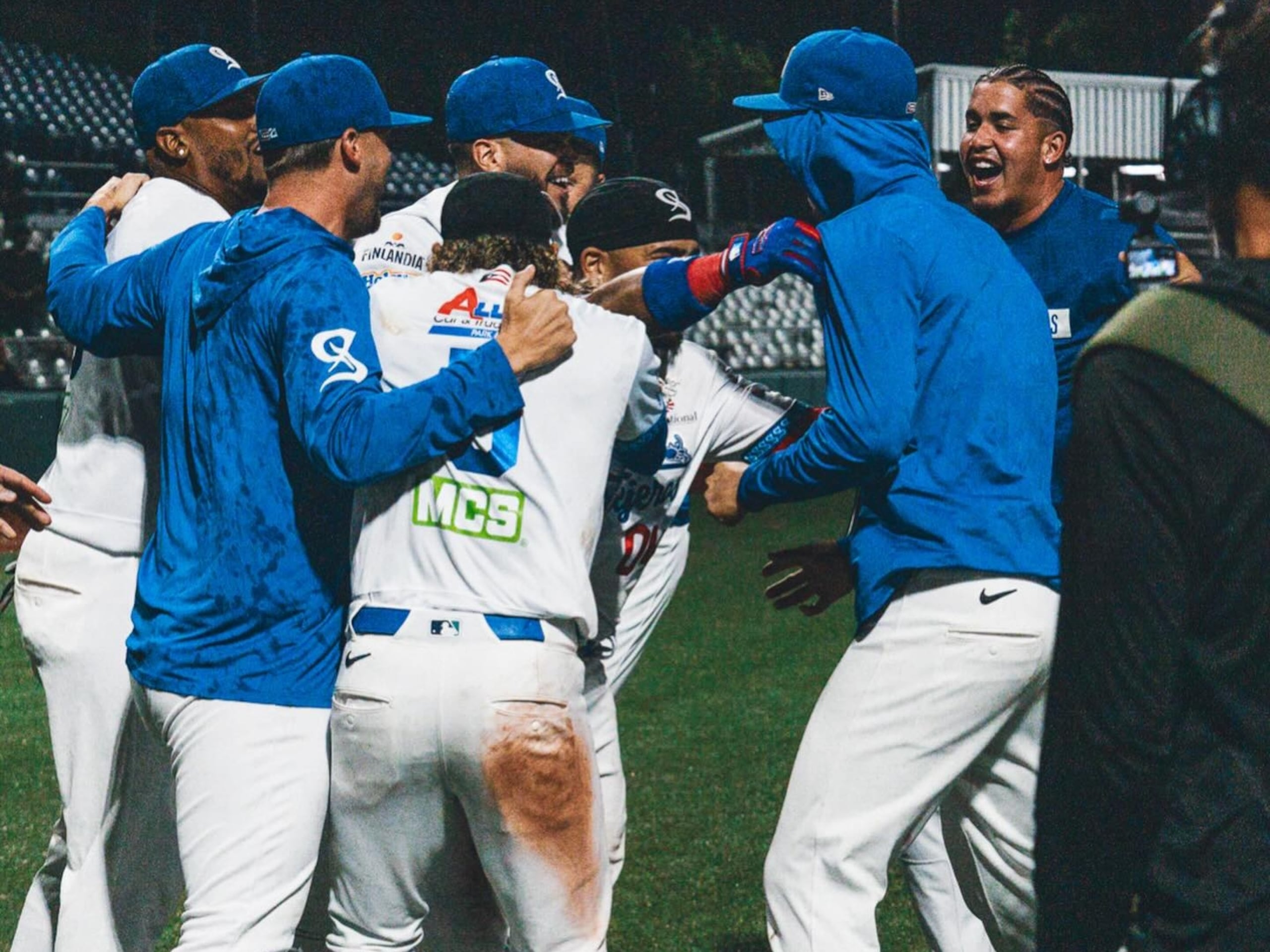 Cangrejeros celebran el triunfo 5-4 sobre los Leones de Ponce.