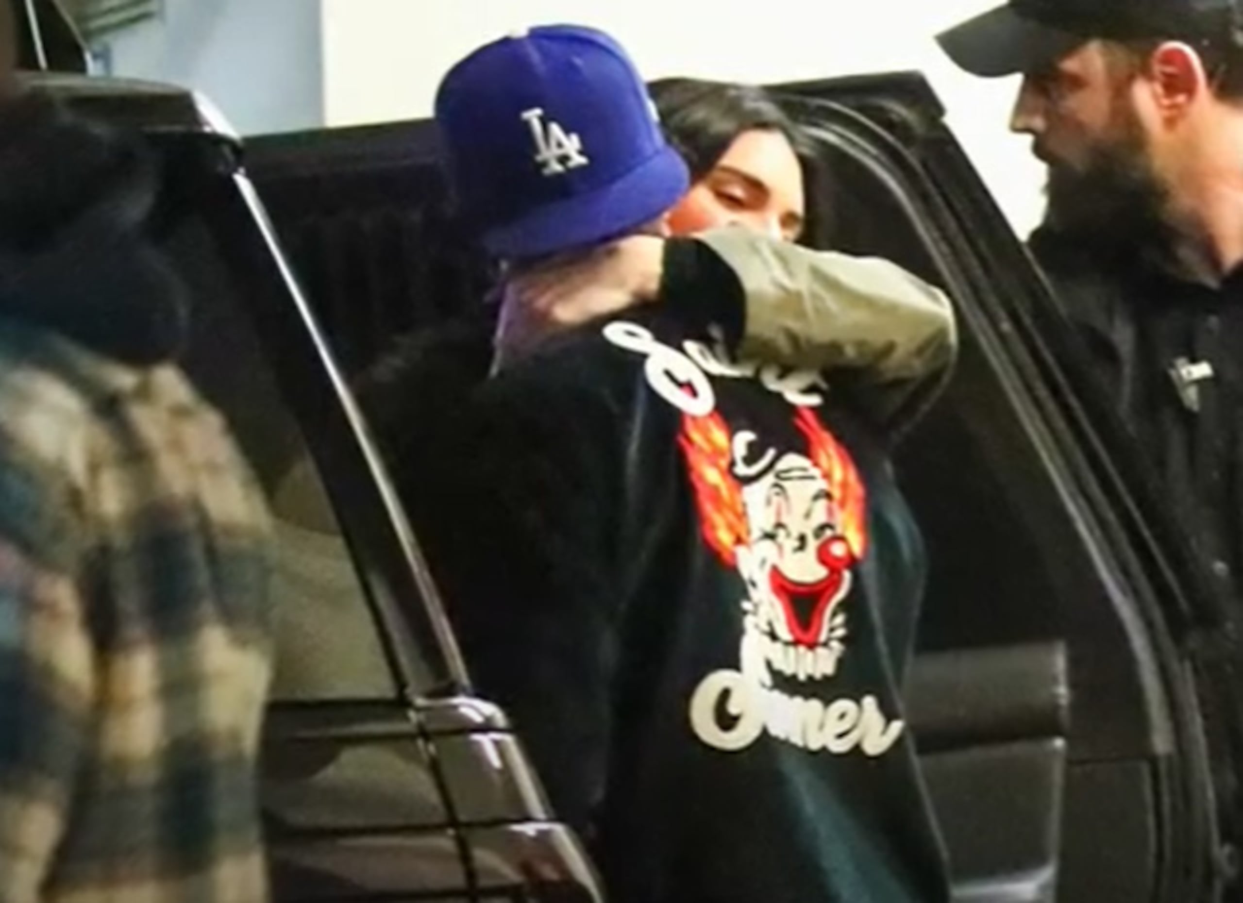 Bad Bunny y Kendall Jenner se abrazan