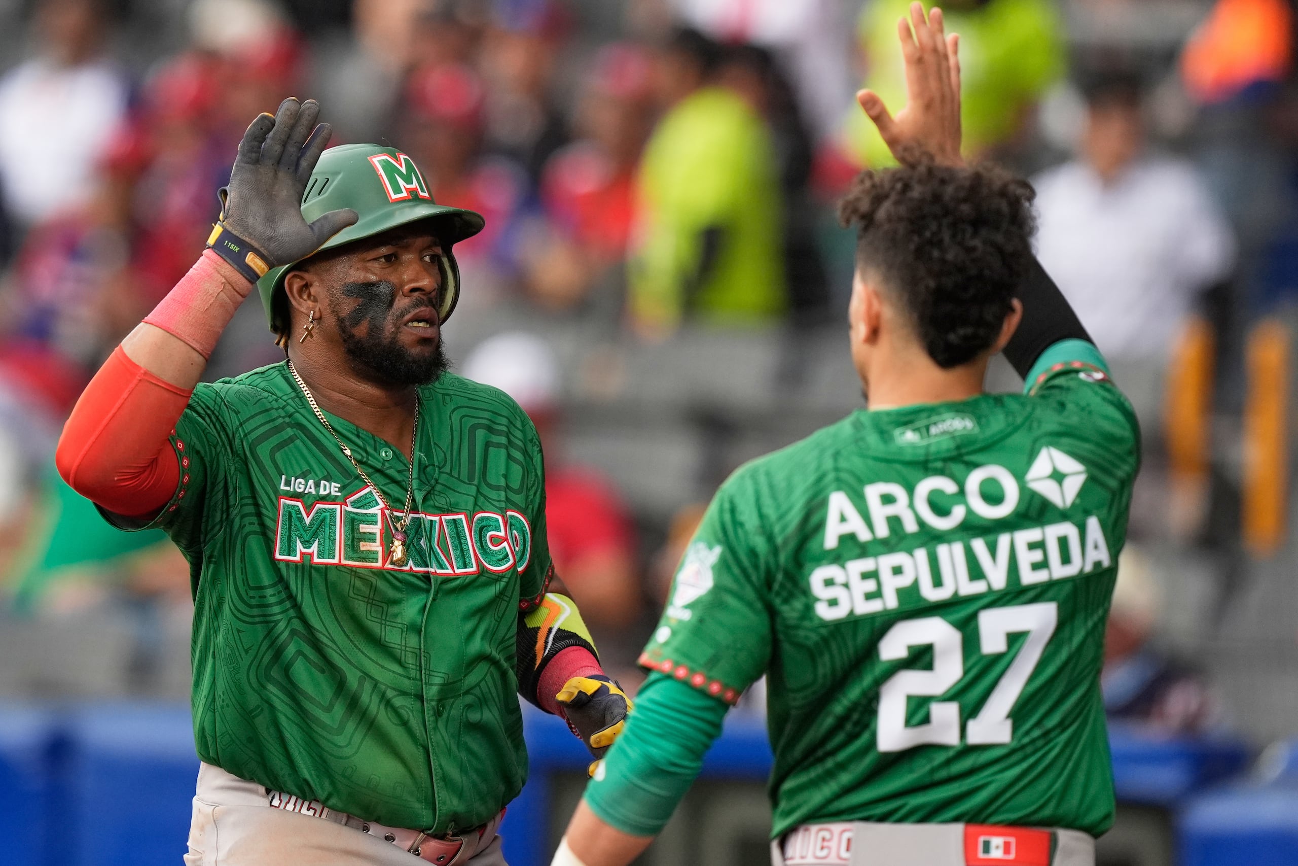 Yadir Drake (izquierda), de México Verde, festeja con Carlos Sepúlveda luego de anotar ante República Dominicana en la semifinal de la Serie del Caribe 2026.