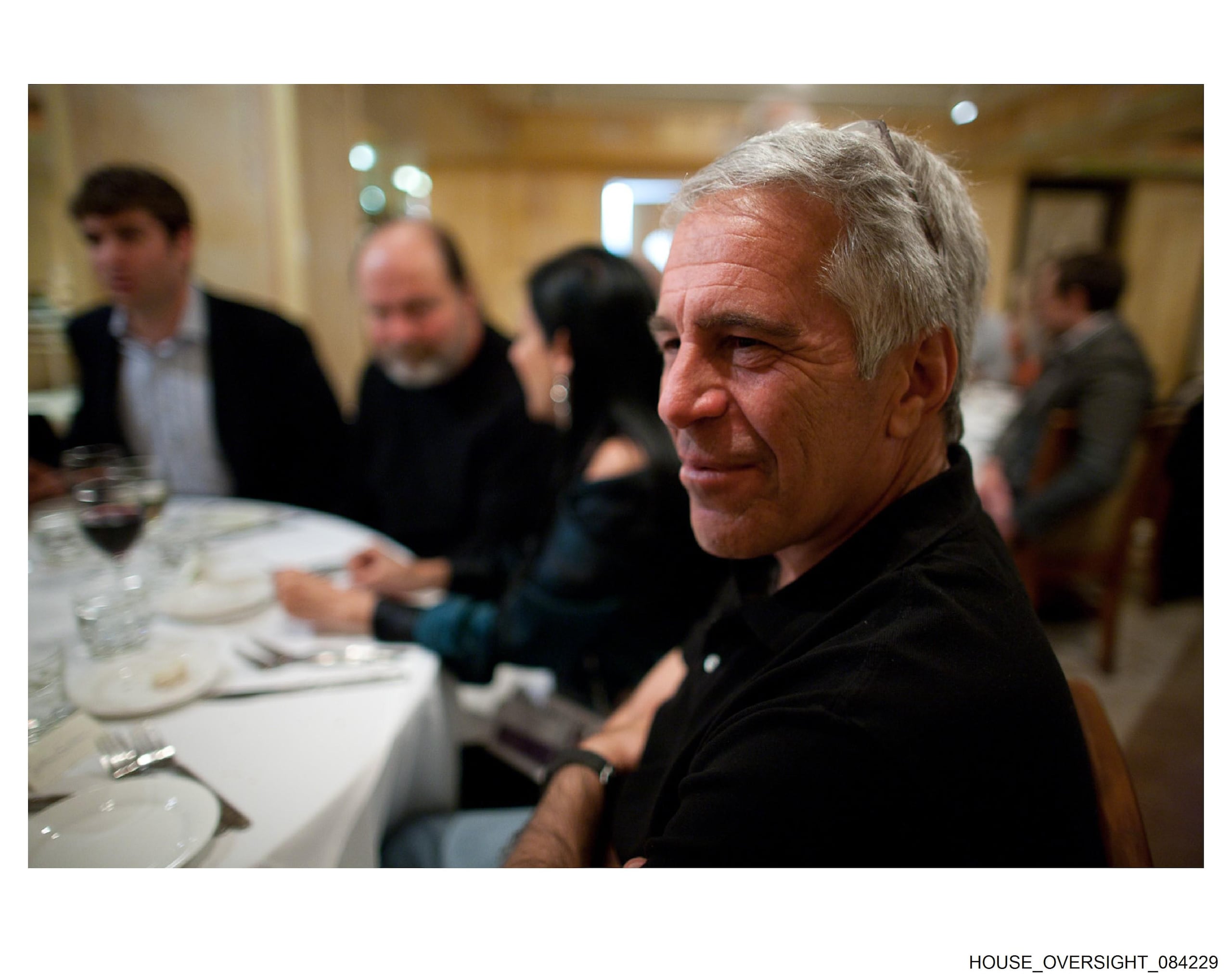 Jeffrey Epstein durante una cena.
