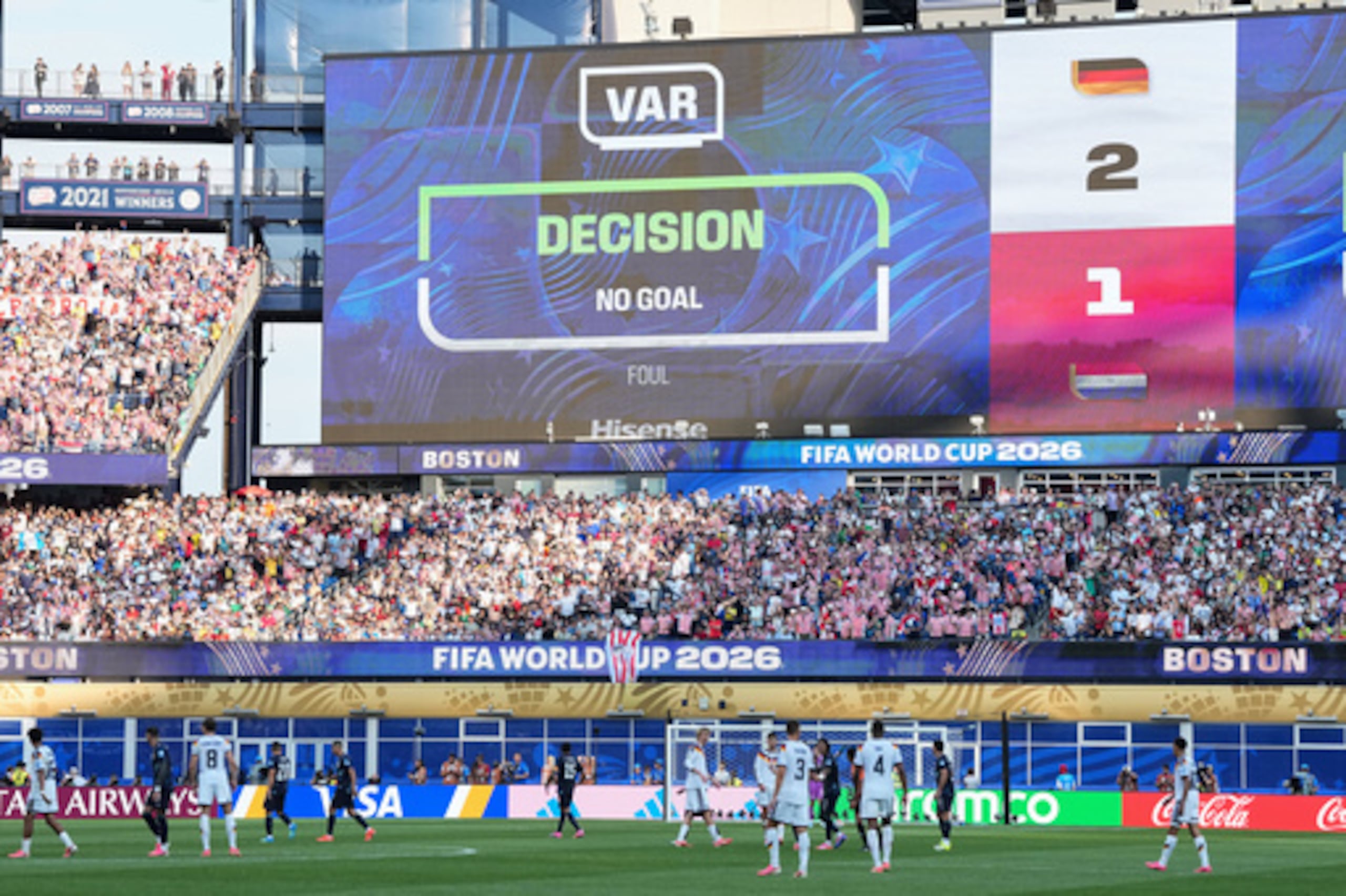 La pantalla del estadio de Foxborough, en Massachusetts, muestra un aviso en el que se indica que un gol del alemán Jonathan Tah fue anulado en el partido del Mundial contra Paraguay, el lunes 29 de junio de 2026 (Foto AP/Martin Meissner)