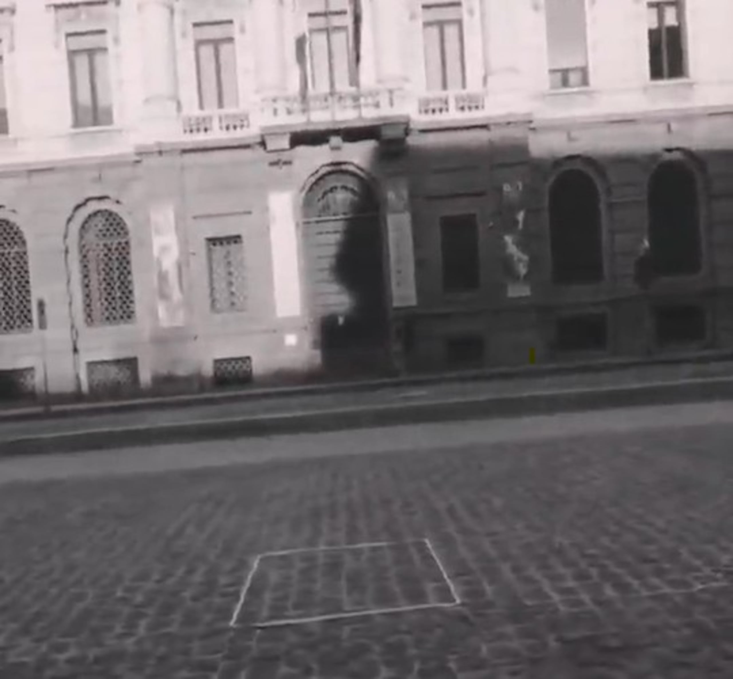 Un cuadro en el suelo marca el lugar donde está instalada la obra invisible 'Buddah en contemplación', en la plaza La Scala en Milán.